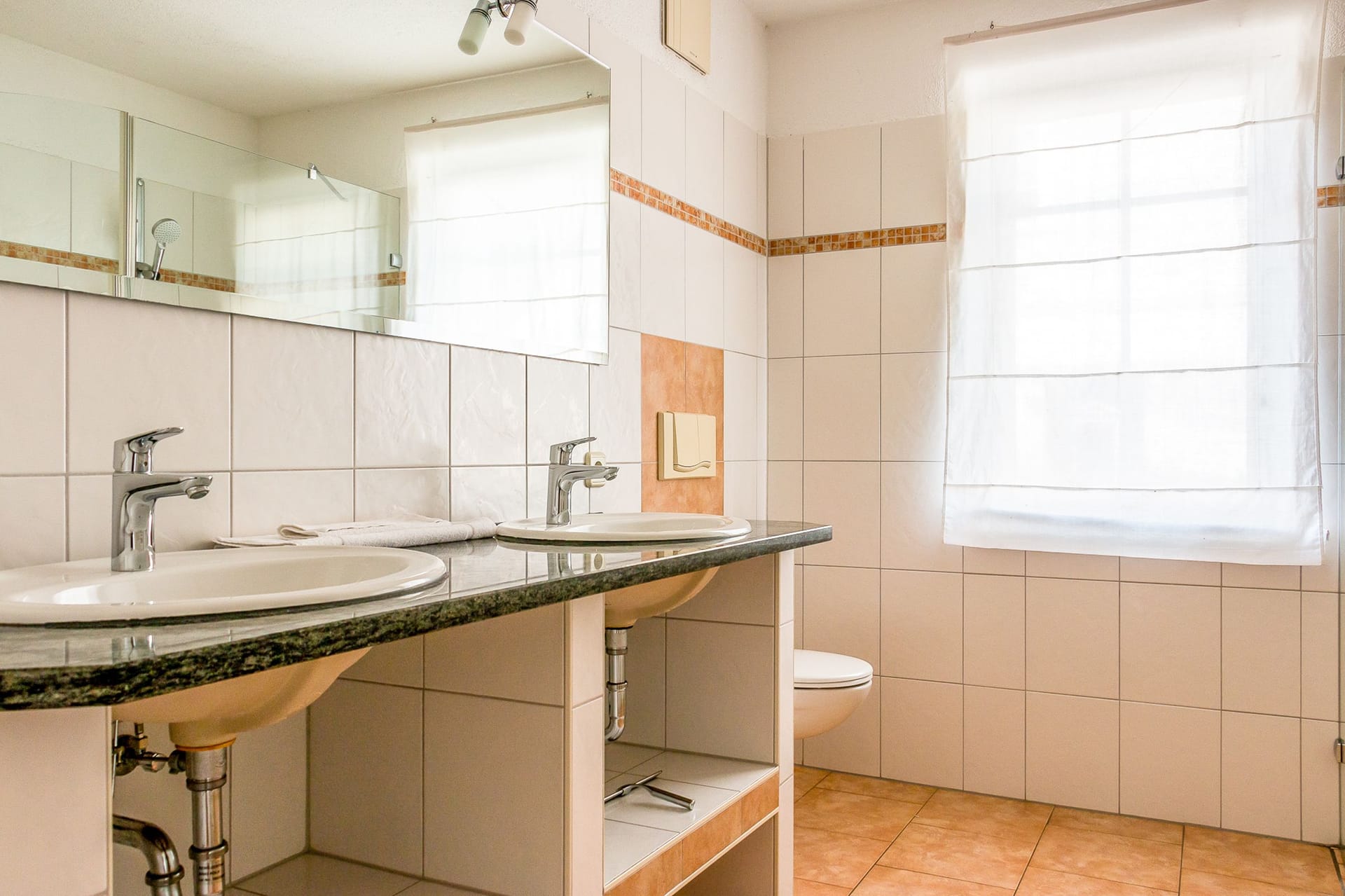 Helles Badezimmer mit Doppelwaschbecken