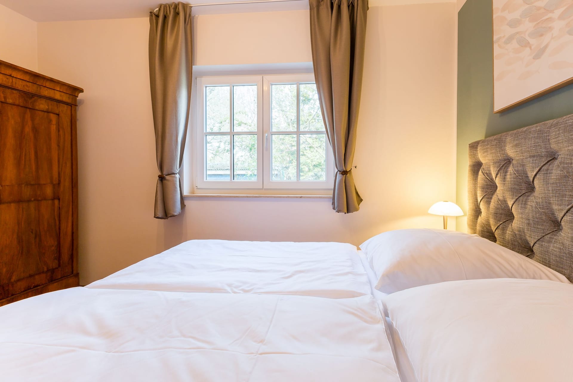 Gemütliches Schlafzimmer mit Doppelbett