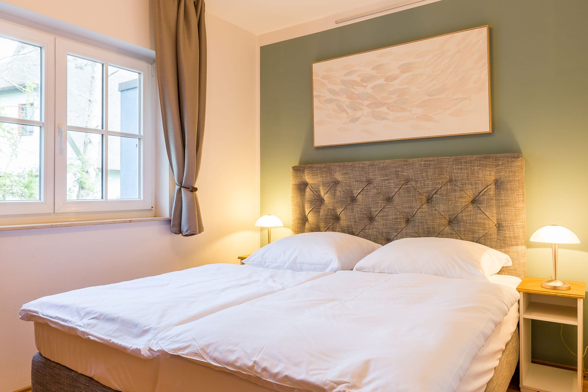 Schlafzimmer mit Doppelbett und Fenster