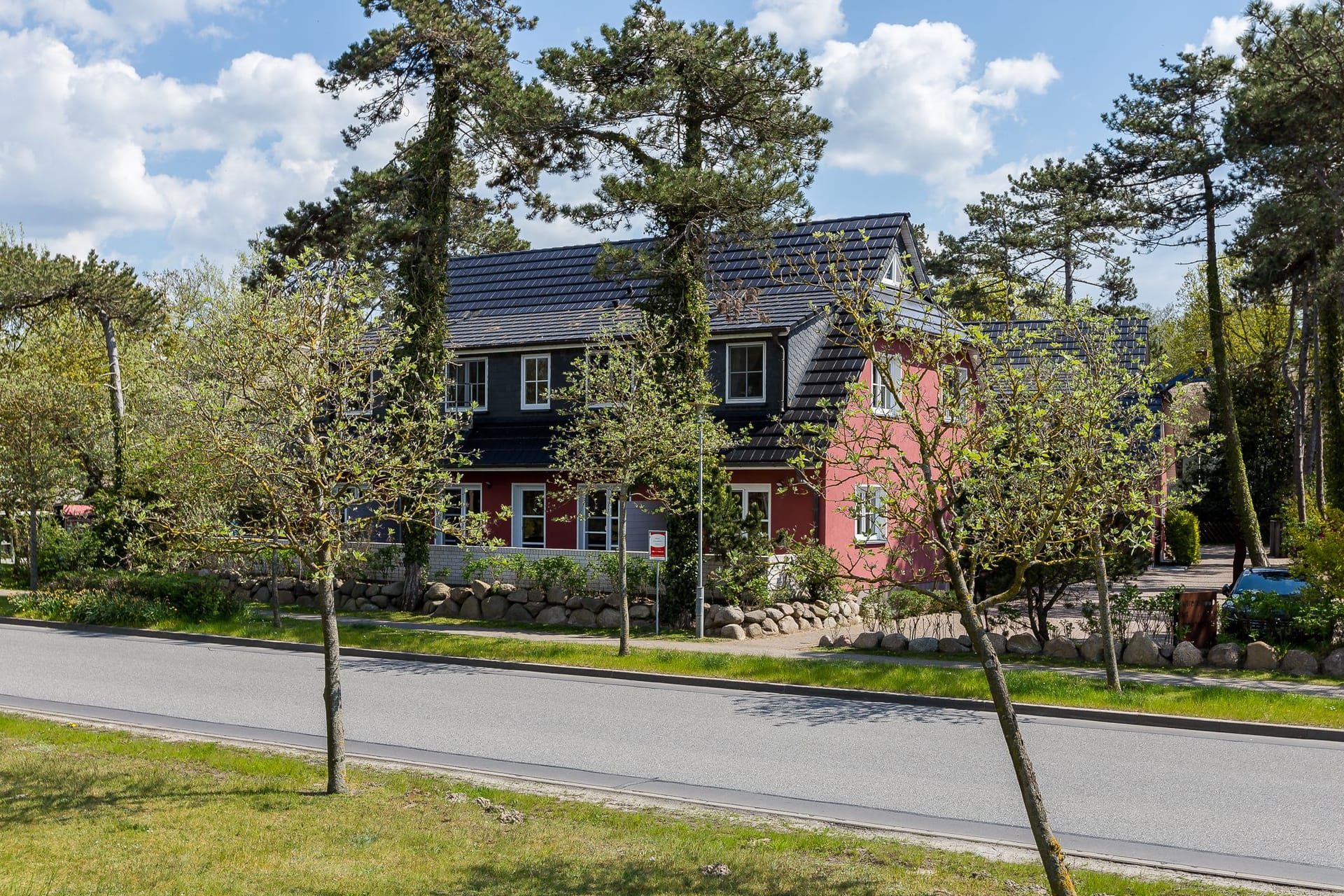 Außenansicht eines komfortablen Ferienhauses