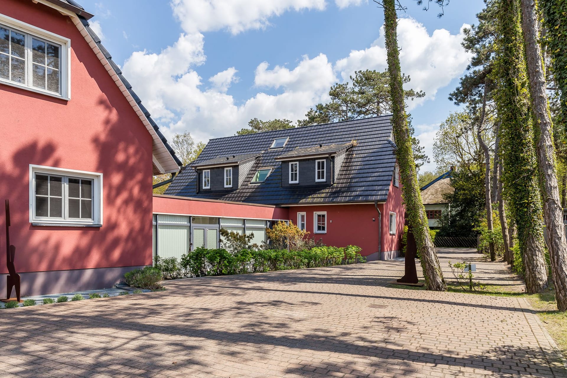 Außenansicht eines roten Hauses mit Garten