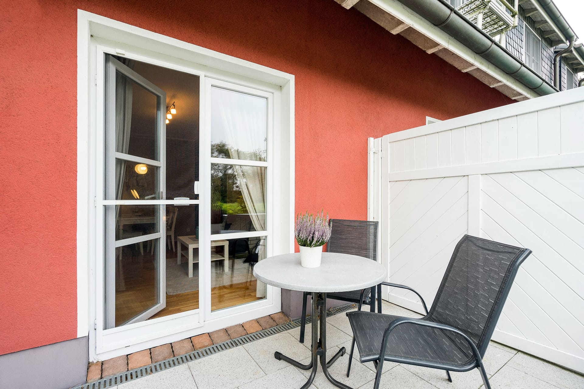 Terrasse mit Tisch und Stühlen