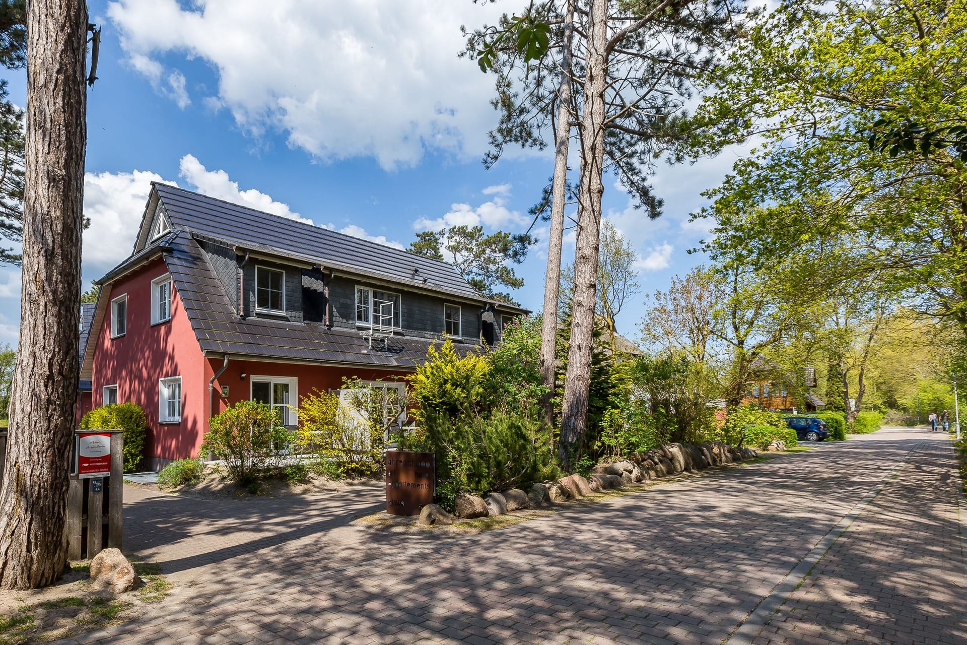 Außenansicht eines Ferienhauses mit begrüntem Umfeld.
