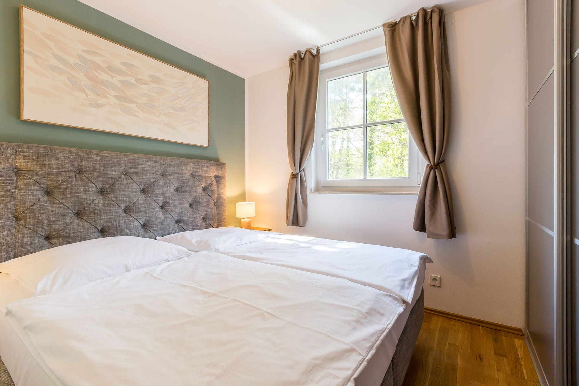 Schlafzimmer mit Doppelbett und Fenster