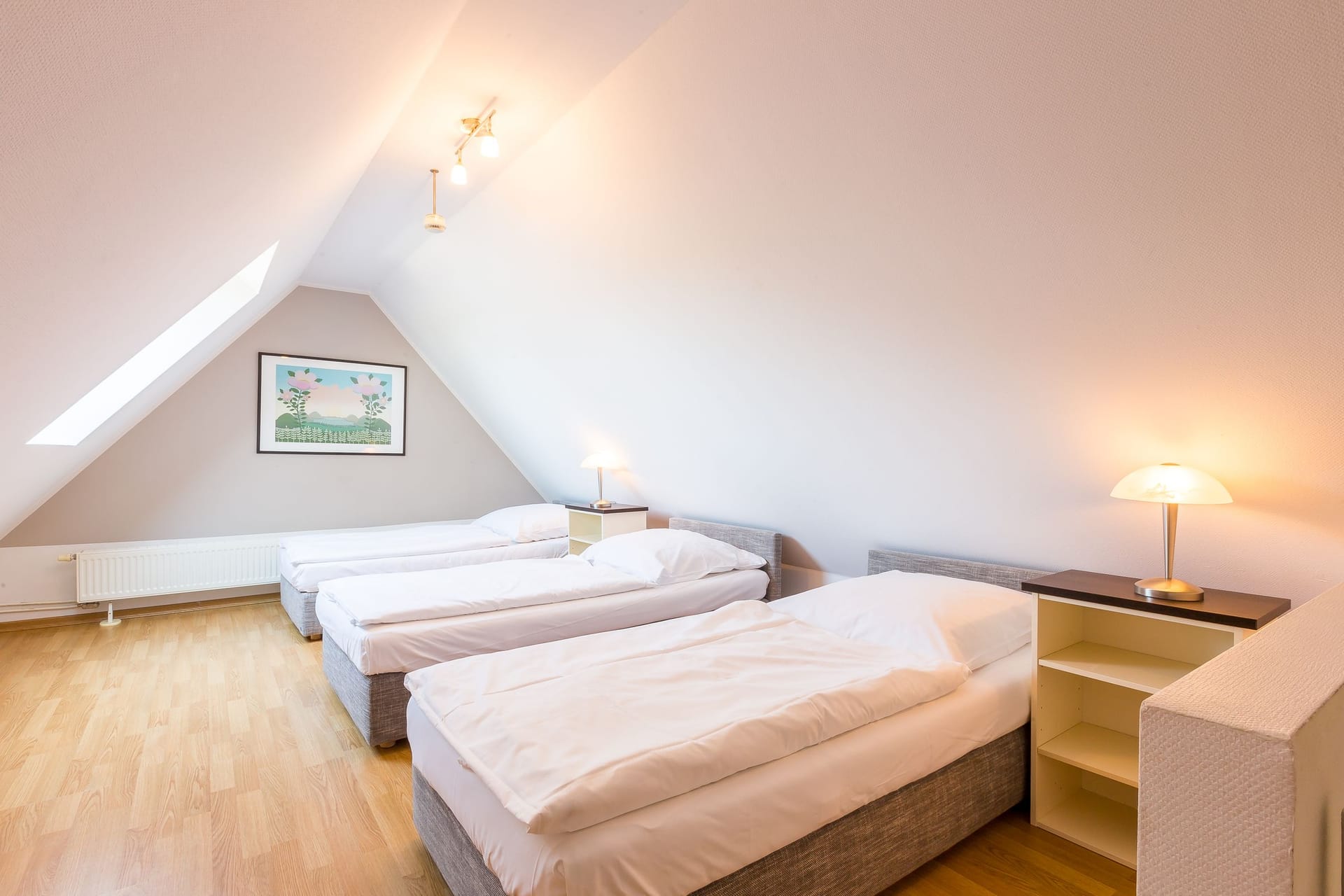 Schlafzimmer mit drei Einzelbetten