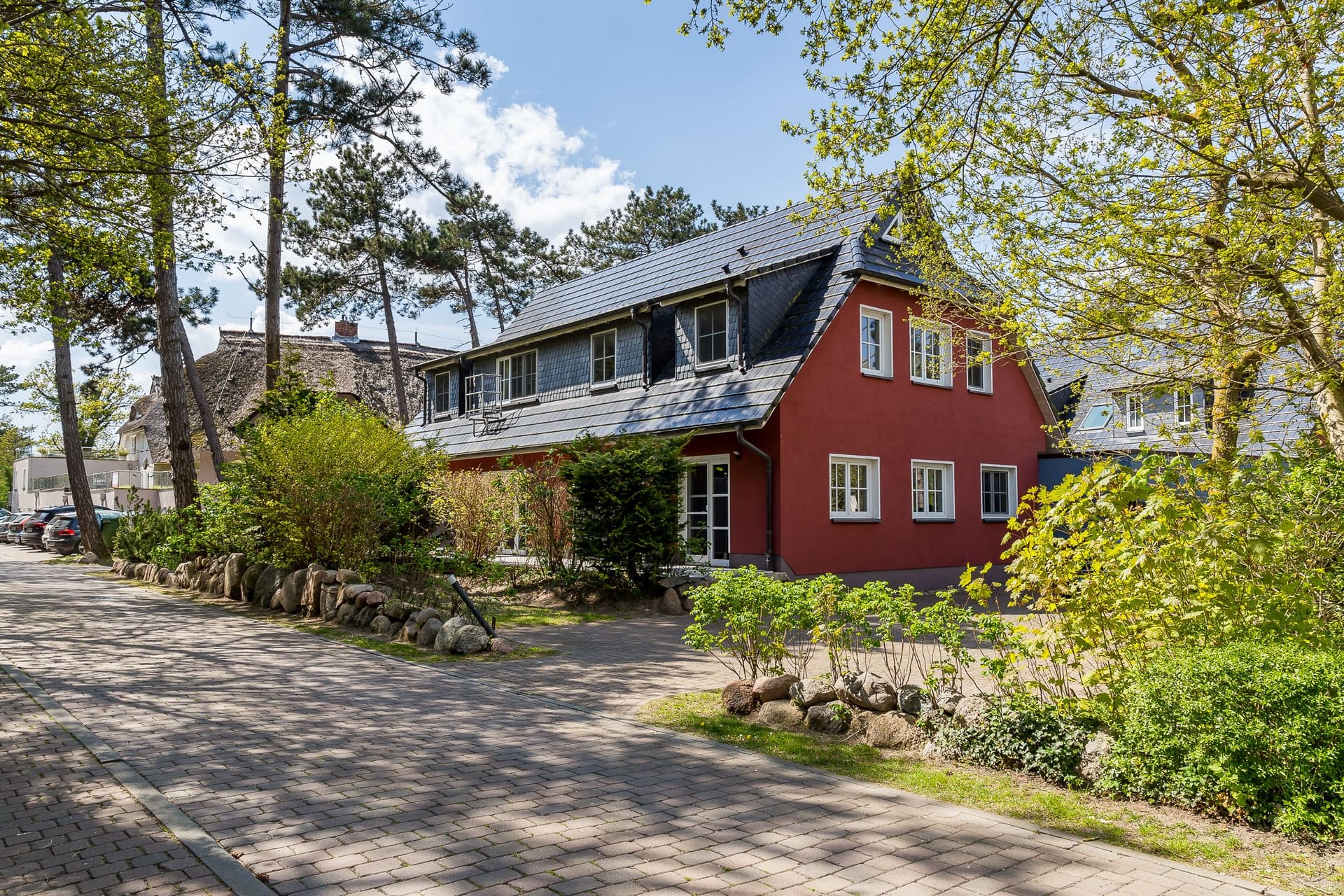Außenansicht eines roten Ferienhauses