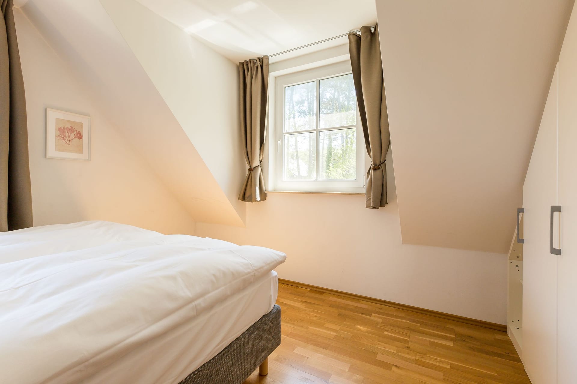 Schlafzimmer mit Bett und Fenster
