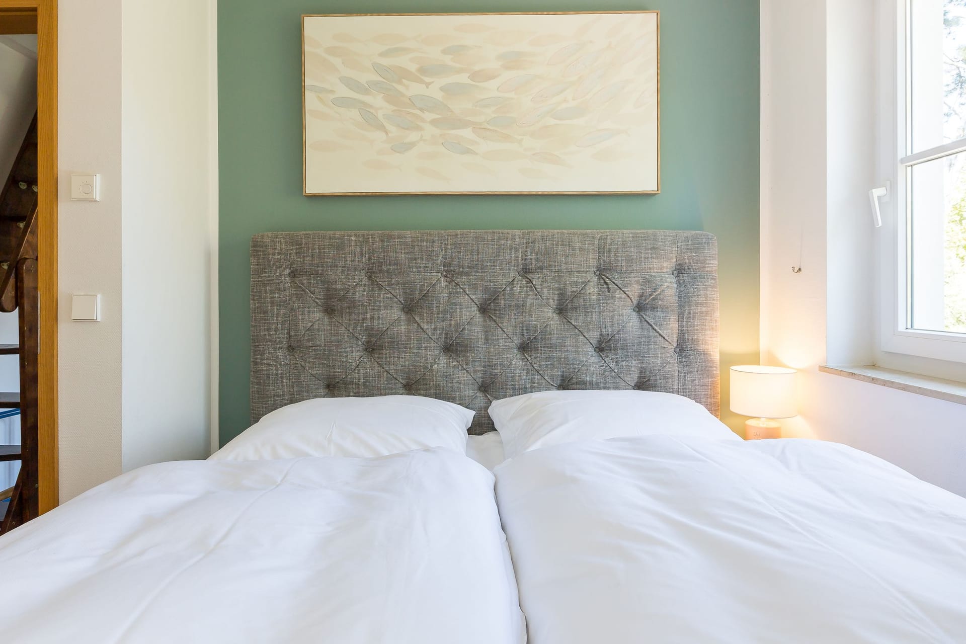 Gemütliches Schlafzimmer mit Doppelbett