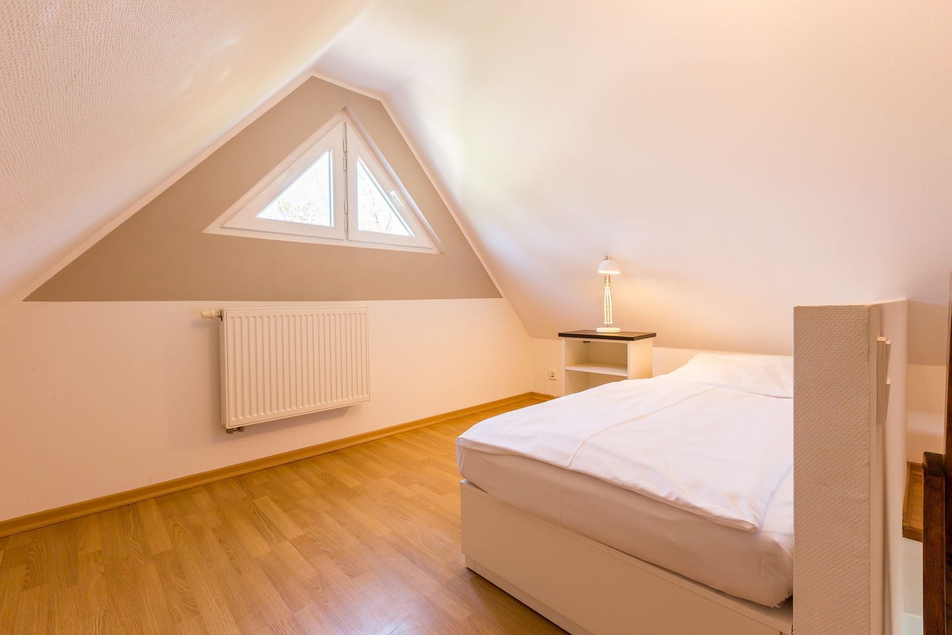Helles Schlafzimmer mit Dachschräge