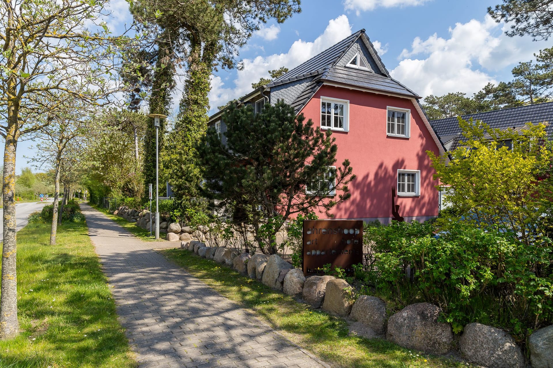 Außenansicht eines roten Hauses