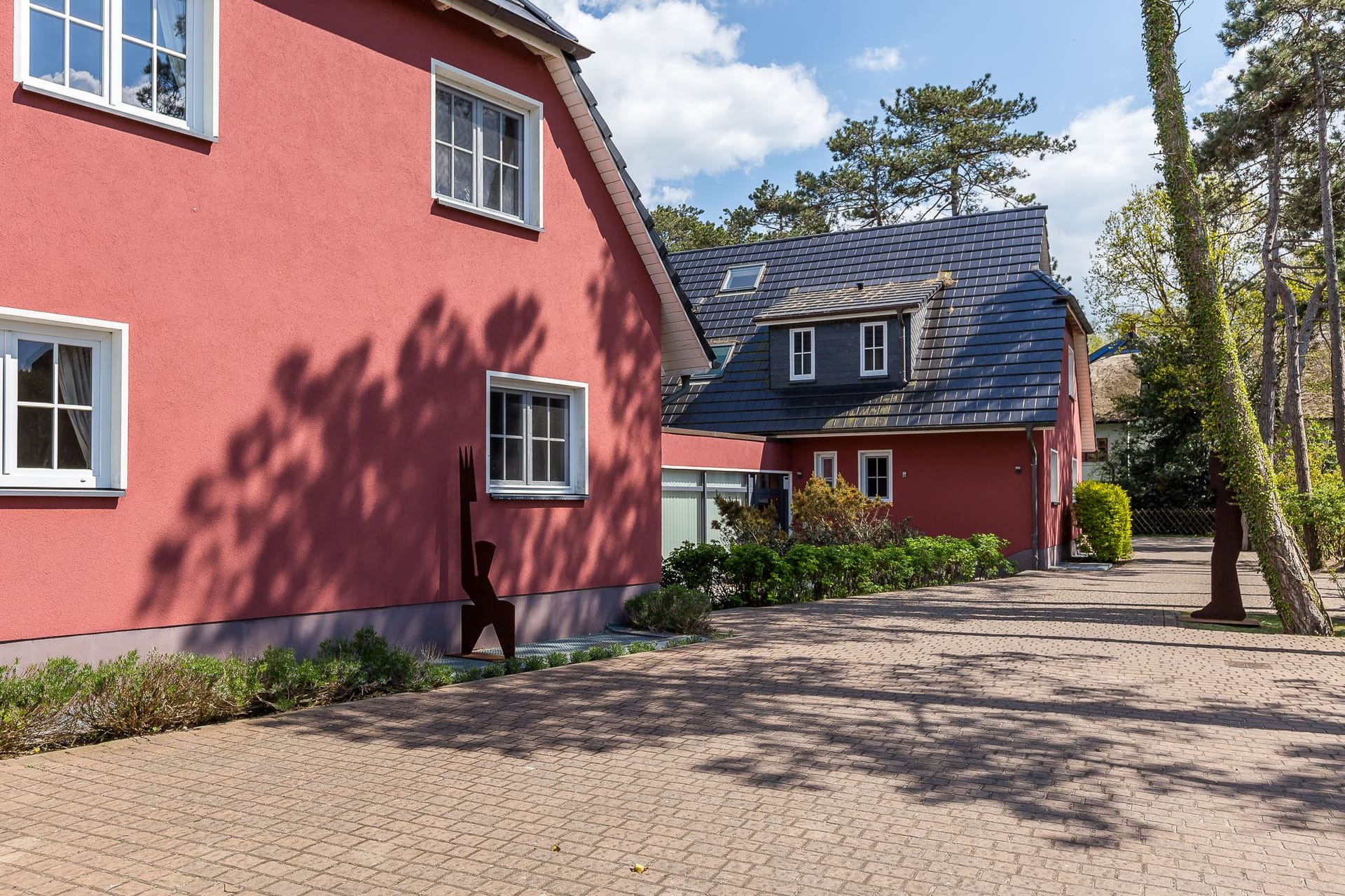 Außenansicht eines roten Ferienhauses