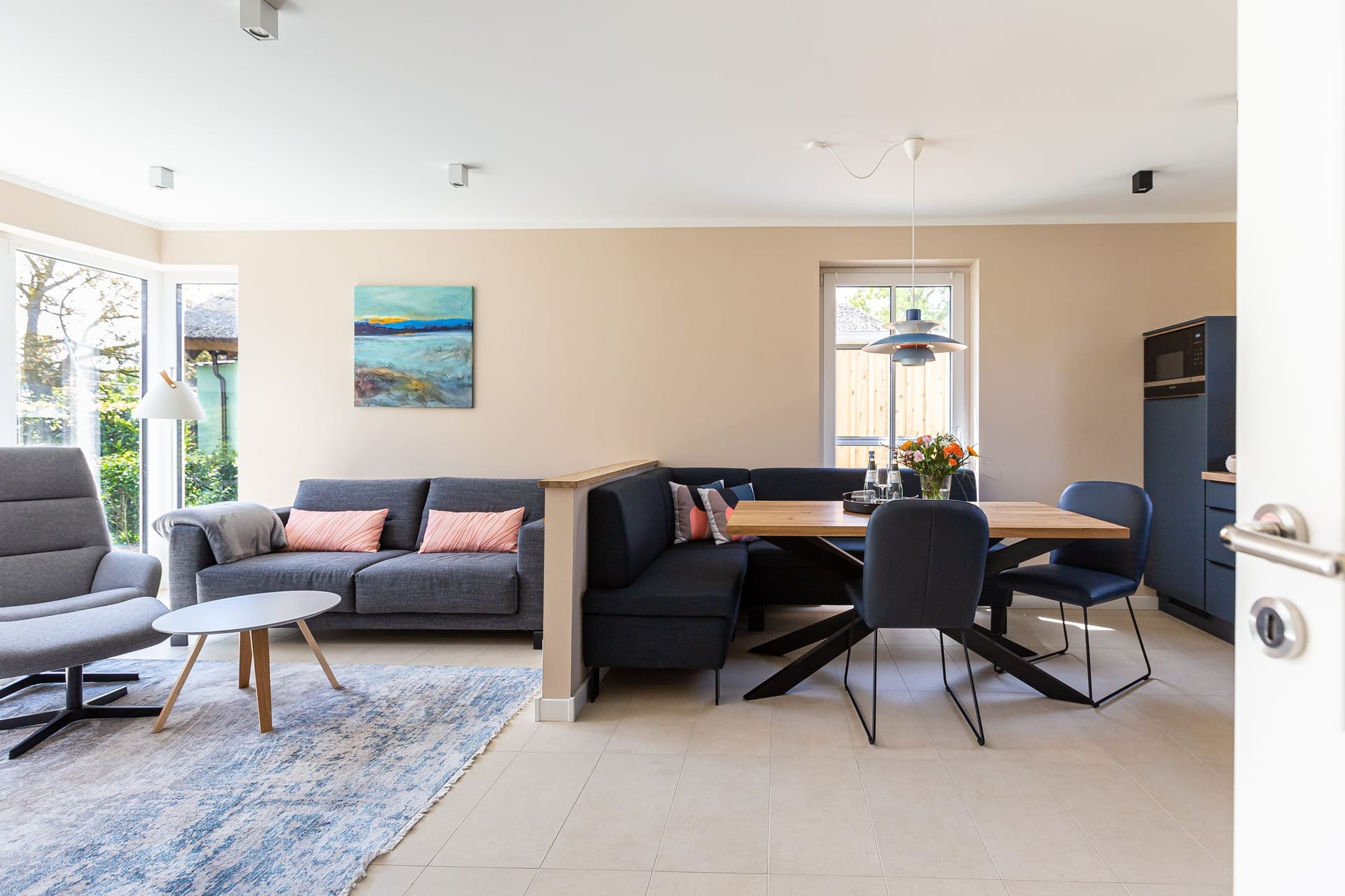 Heller Wohnraum mit Sofa und Esstisch