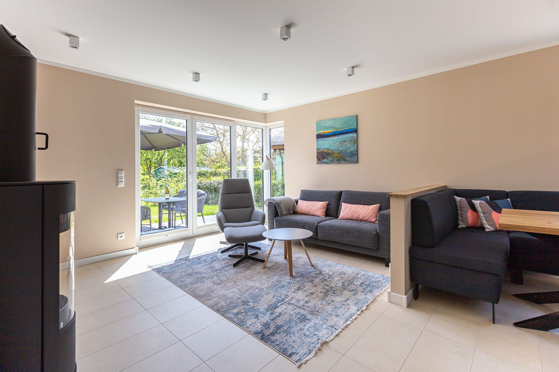 Helles Wohnzimmer mit Zugang zur Terrasse