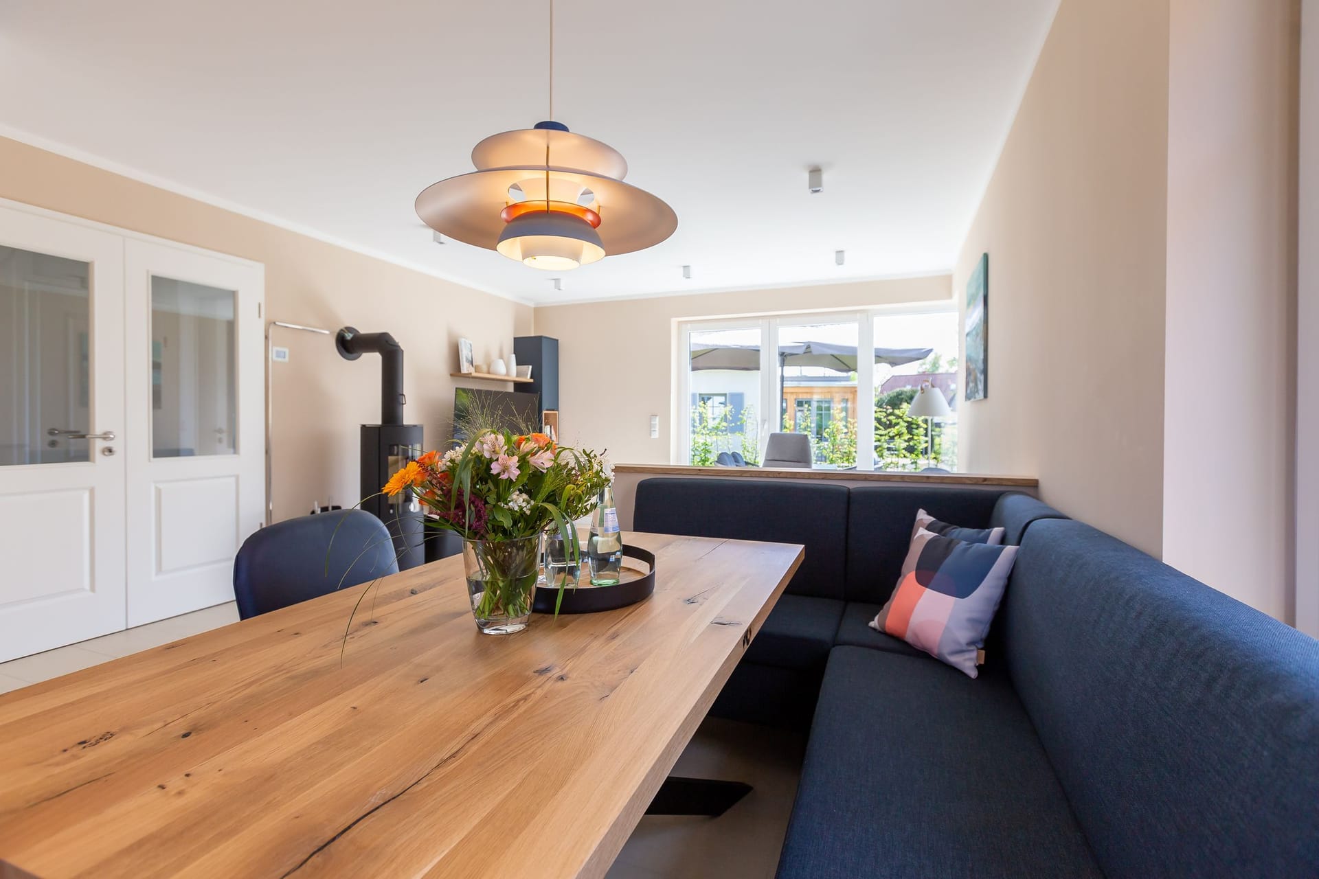 Helles Wohnzimmer mit Essbereich