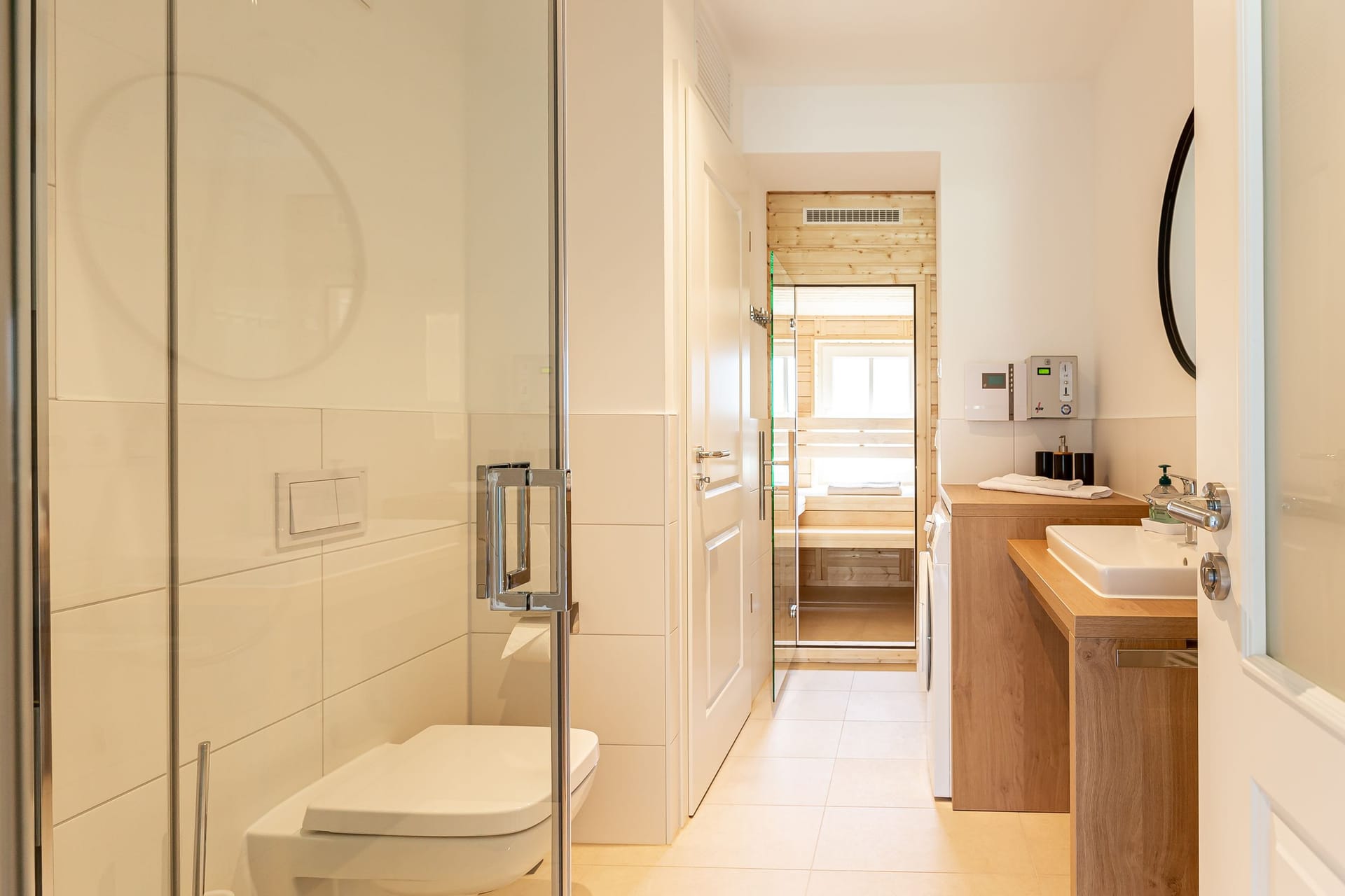 Modernes Badezimmer mit Dusche und Waschbecken