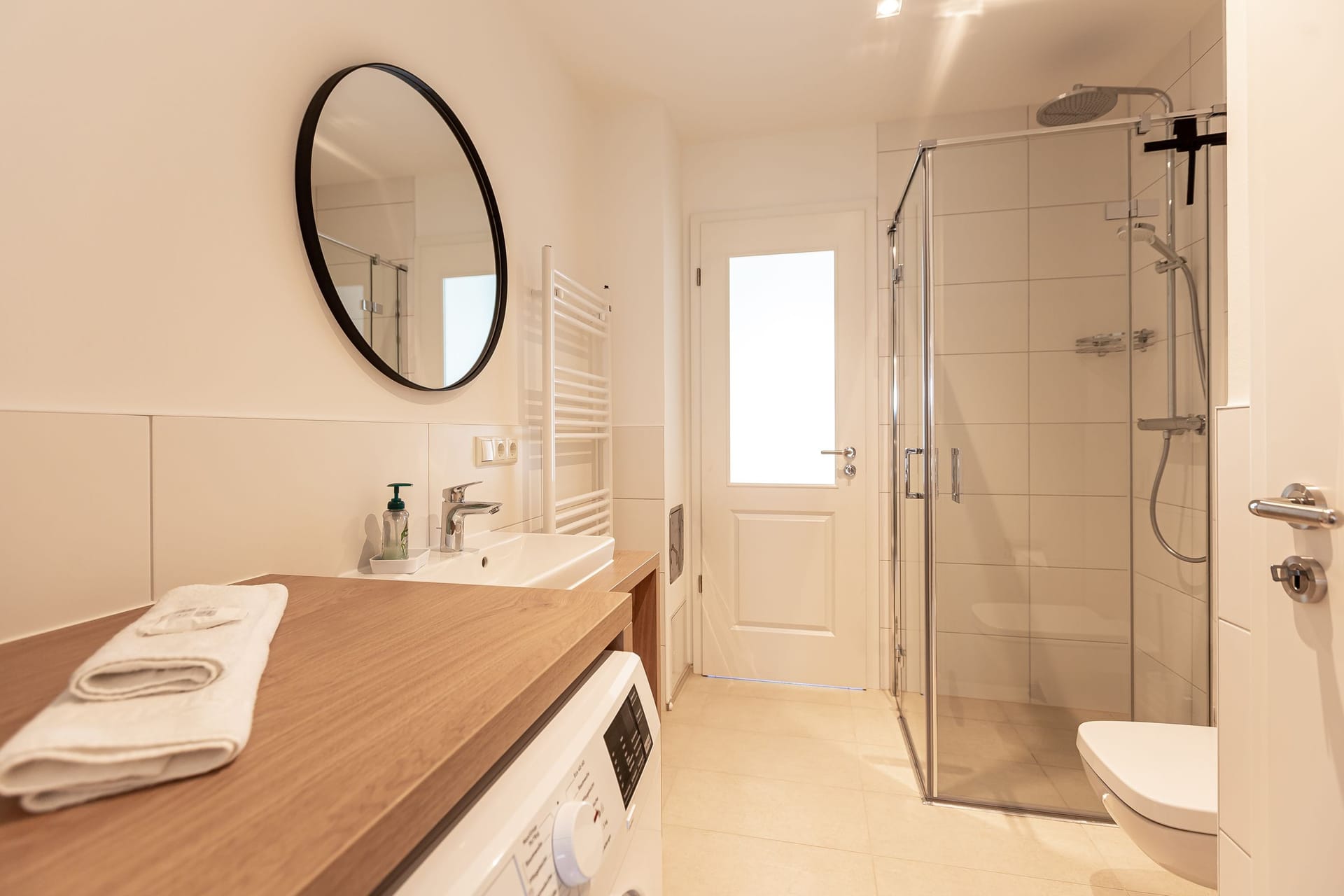 Modernes Badezimmer mit Dusche und Waschbecken