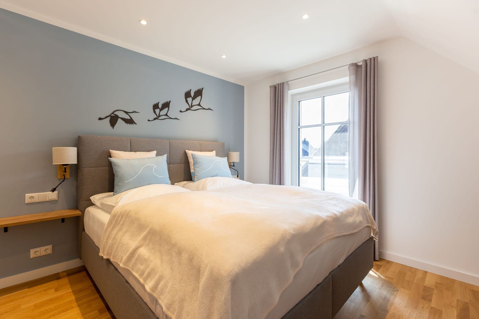 Helles Schlafzimmer mit Doppelbett und modernem Design