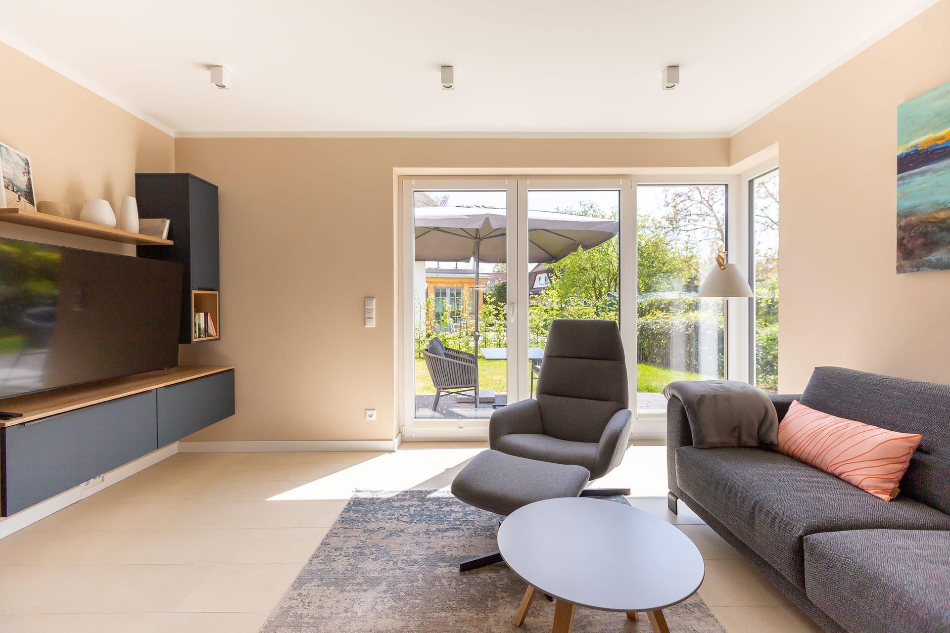 Modernes Wohnzimmer mit sofa und TV