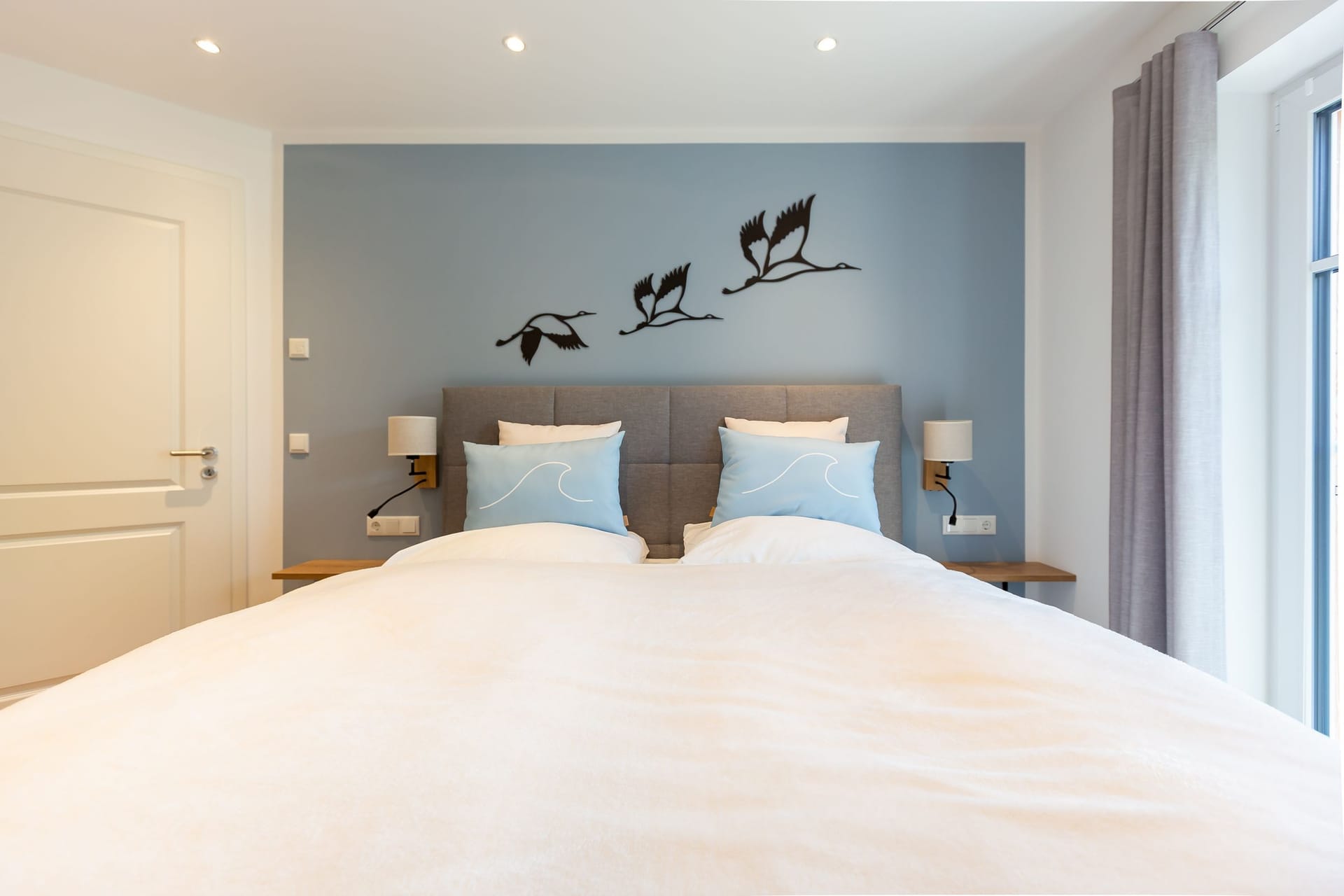 Schlafzimmer mit Doppelbett und Nachttischen
