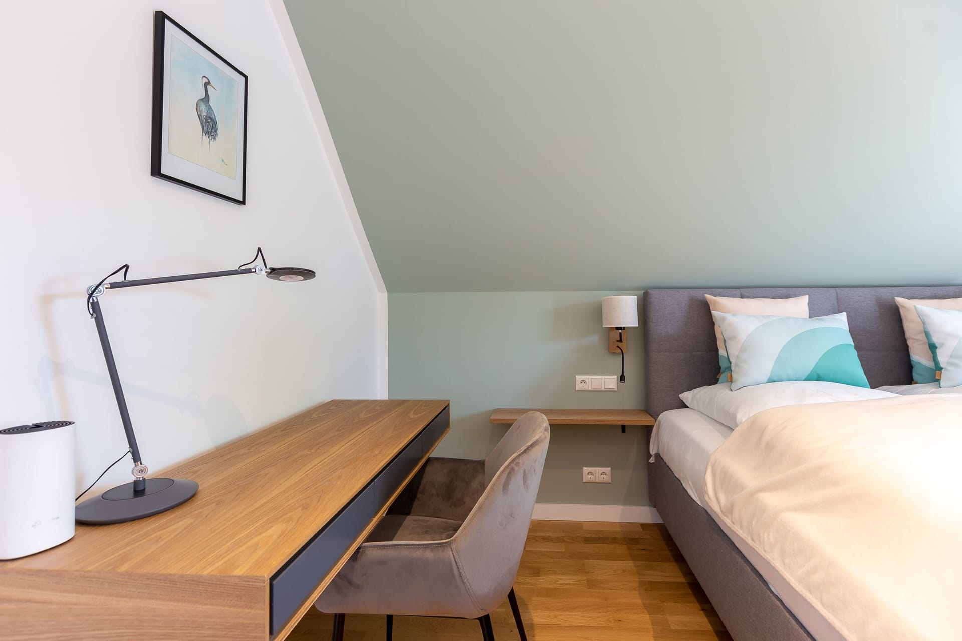 Schlafzimmer mit Bett und Schreibtisch