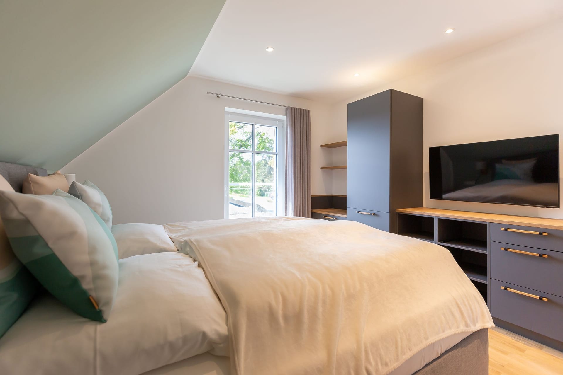 Stilvolles Schlafzimmer mit modernem Komfort