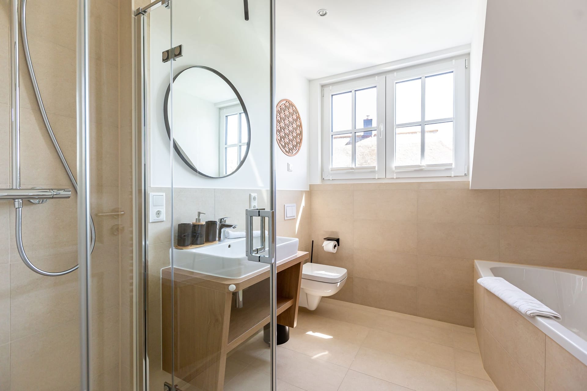 Modernes Badezimmer mit Dusche und Badewanne