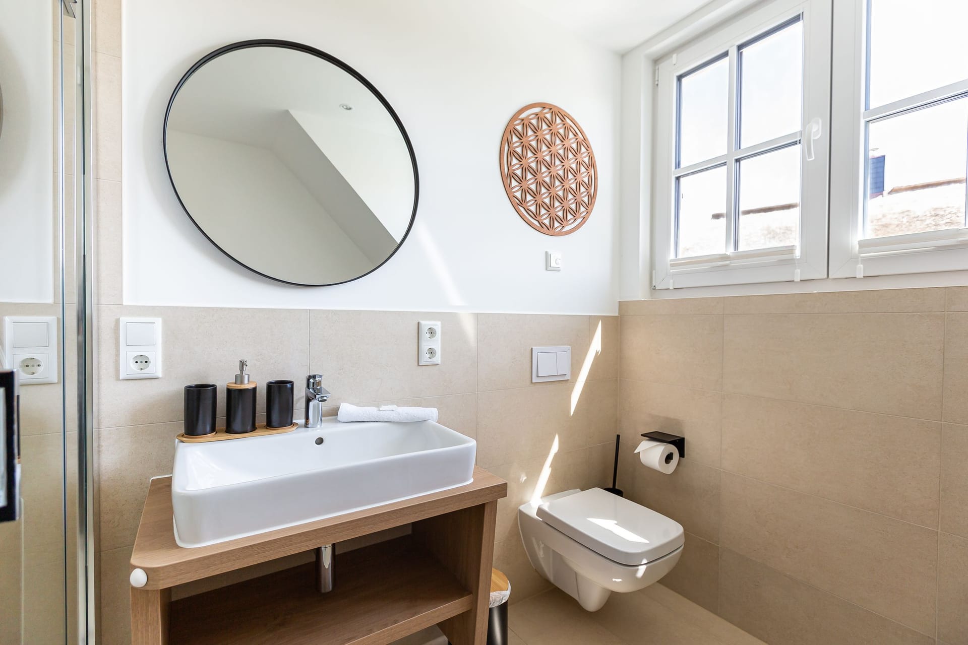 Helles Badezimmer mit modernem Design