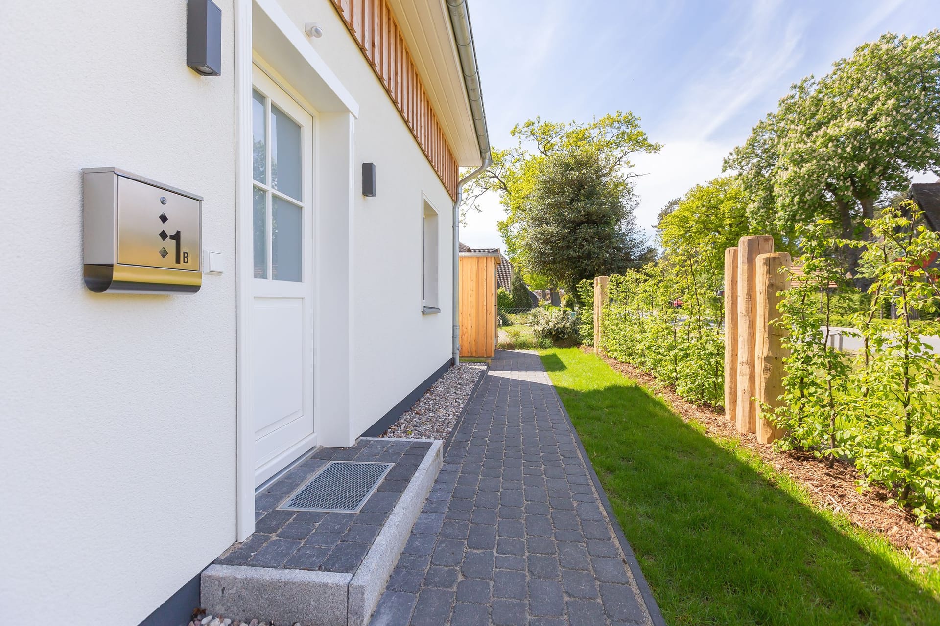 Außenansicht eines modernen Hauses mit Garten