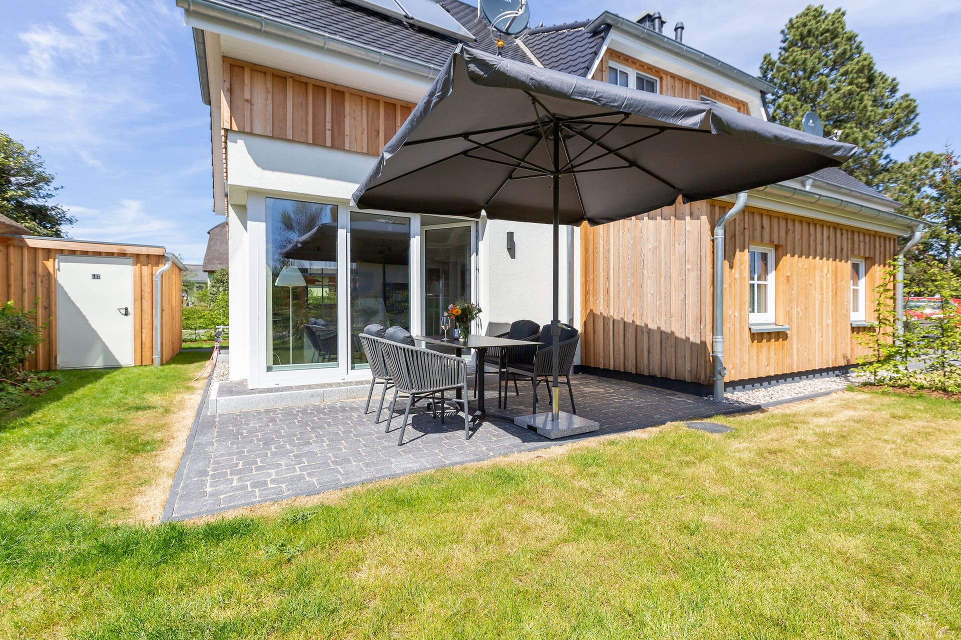 Terrasse mit Essbereich und Sonnenschirm