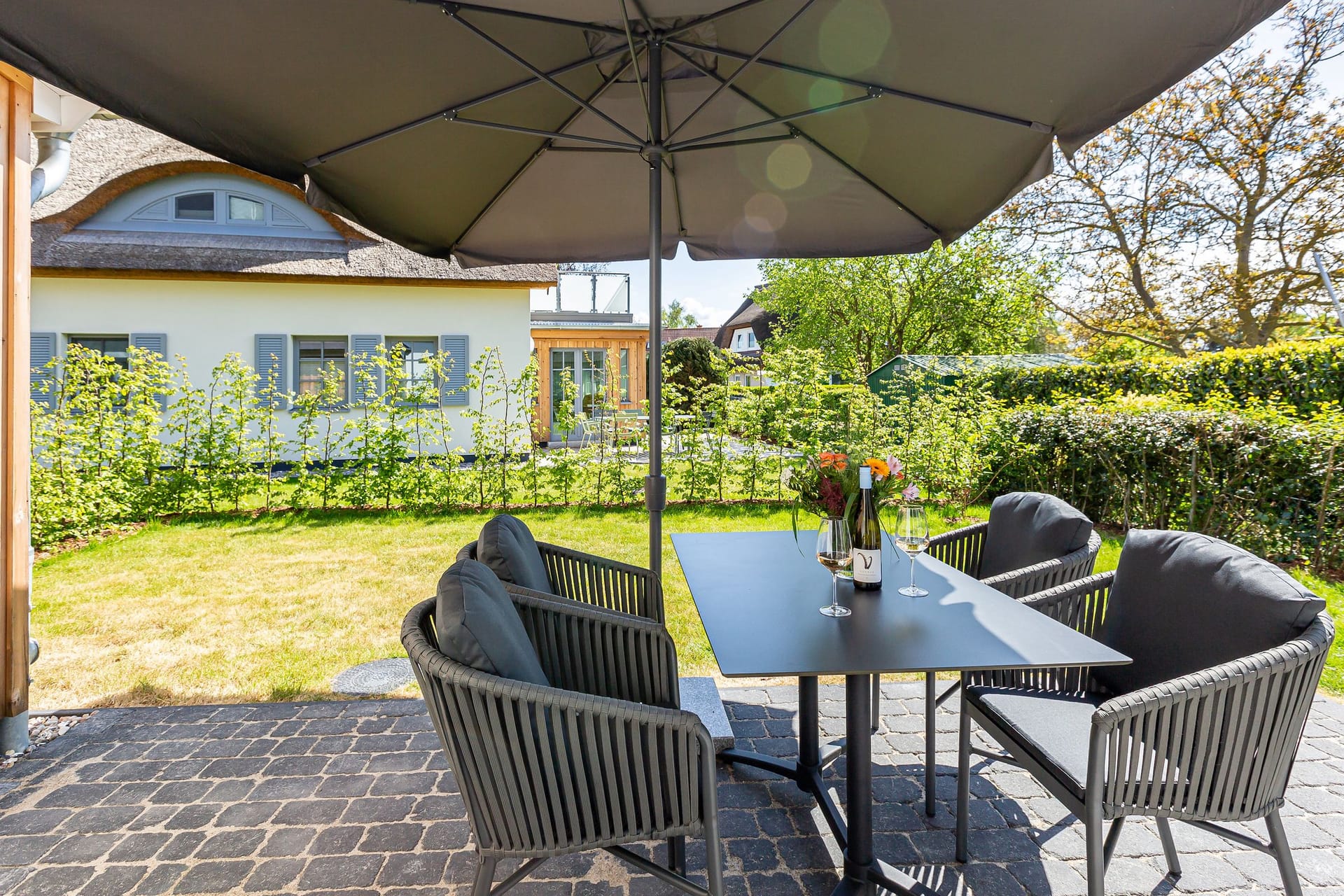 Terrasse mit Tisch und Stühlen
