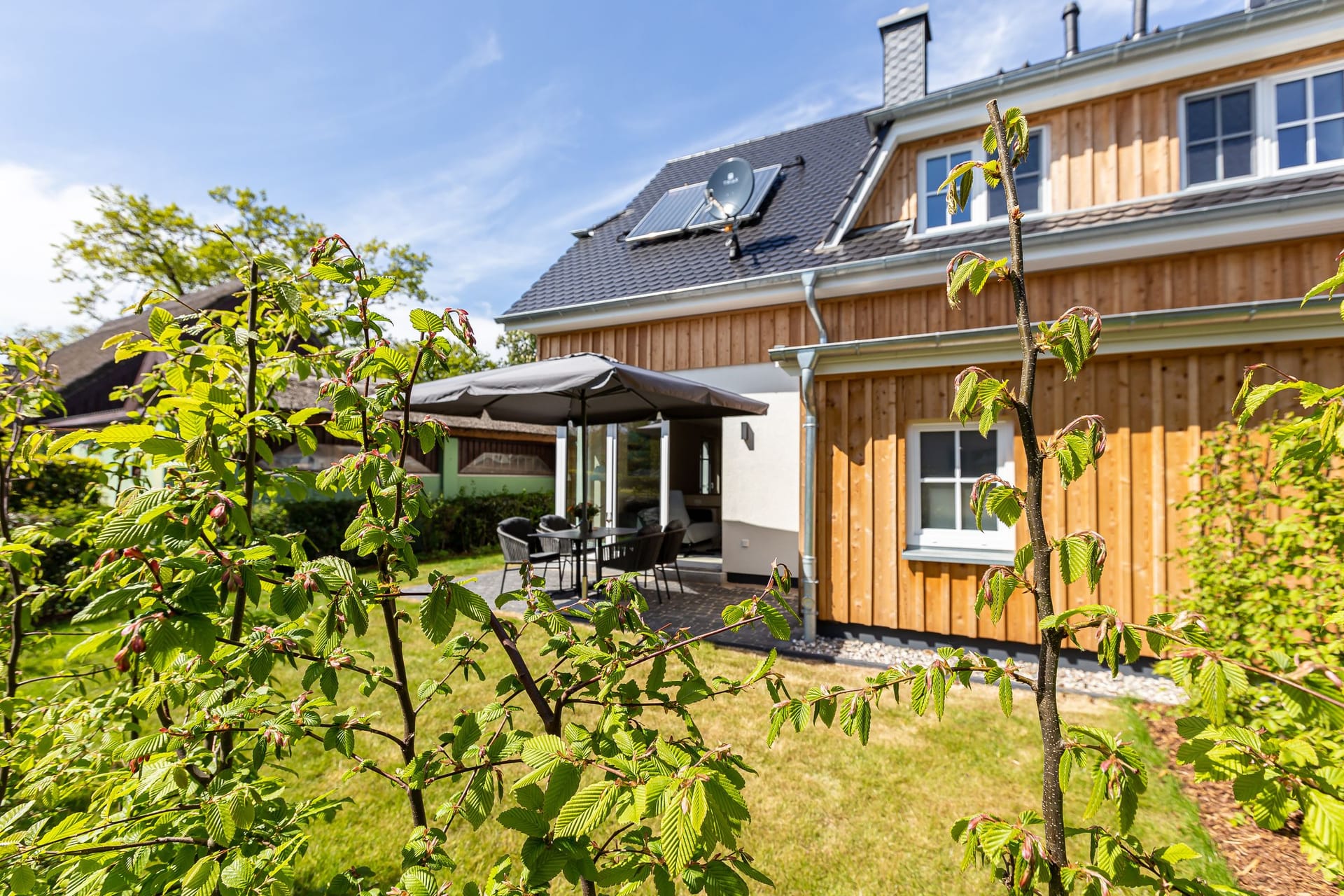 Terrasse mit Sitzbereich und Sonnenschirm