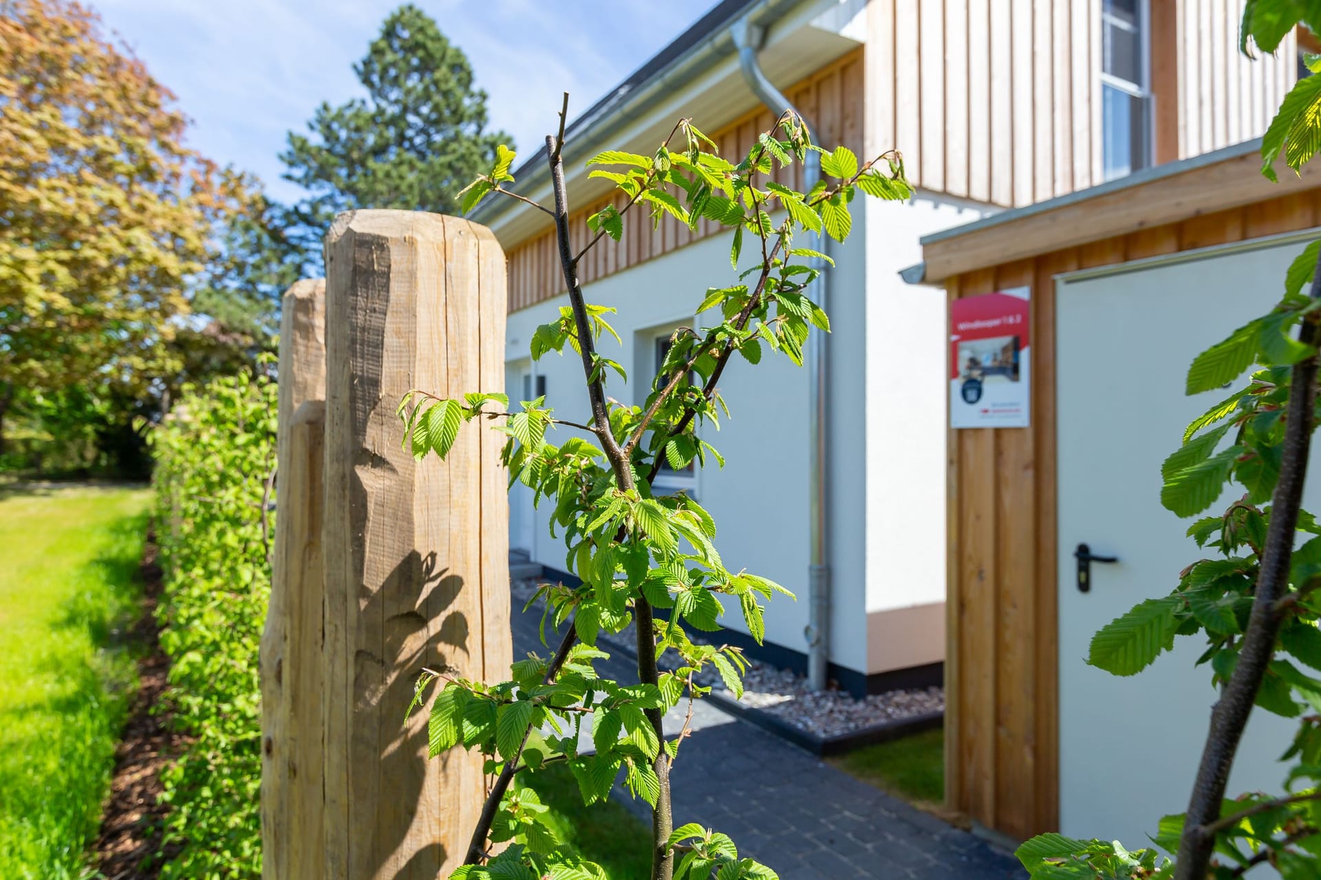 Außenansicht eines modernen Gebäudes mit Holzverkleidung