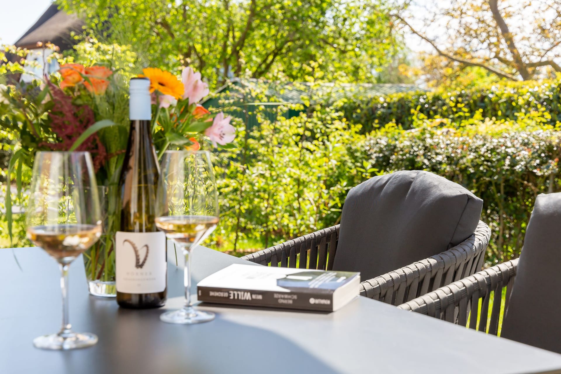 Terrasse mit Wein und Gläsern