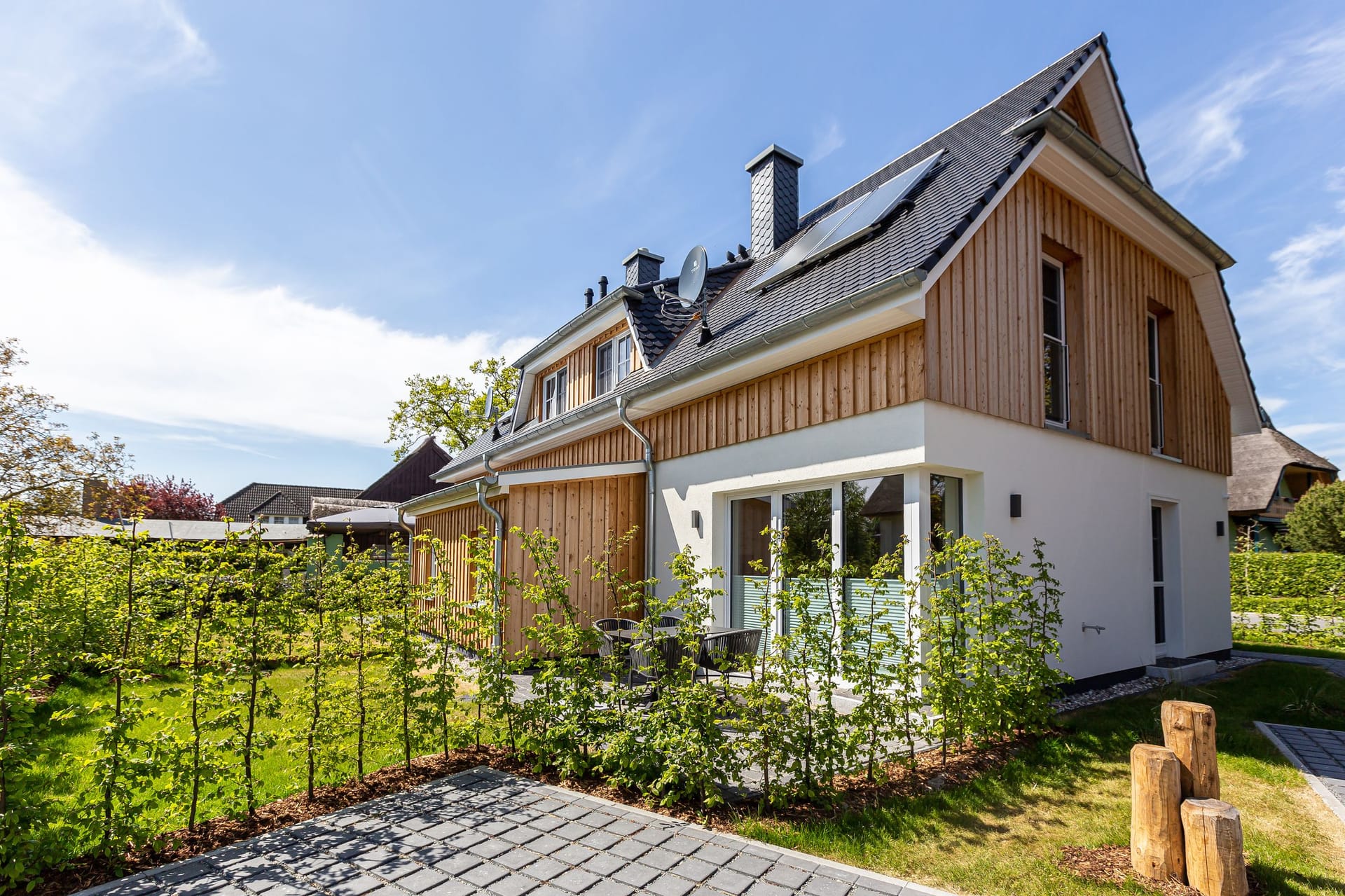 Außenansicht eines modernen Hauses mit Garten