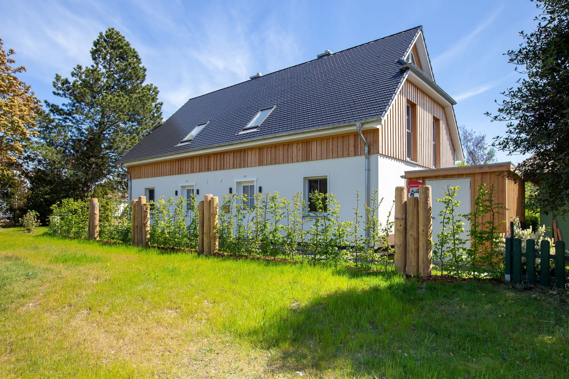 Moderne Außenansicht eines Hauses mit Garten