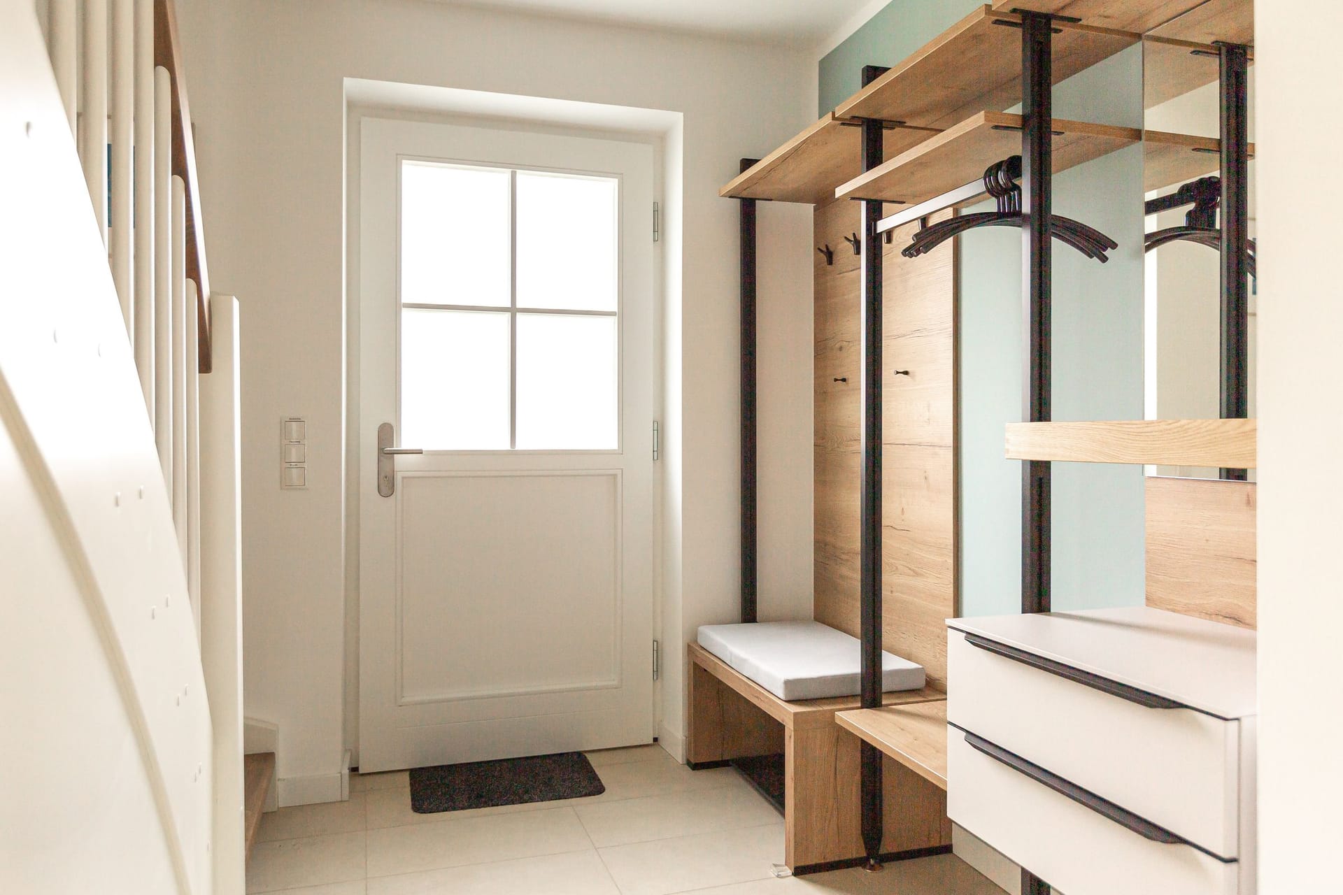 Eingangsbereich mit Garderobe und Sitzgelegenheit