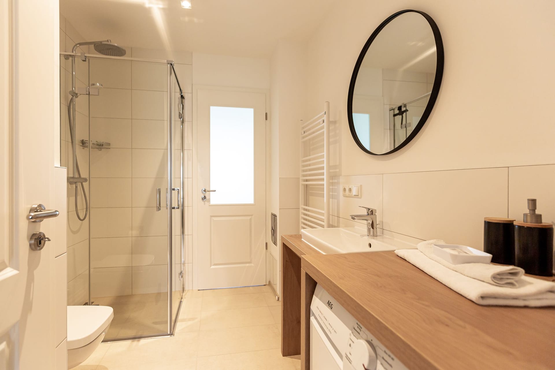 Modernes Badezimmer mit Dusche und Waschbecken