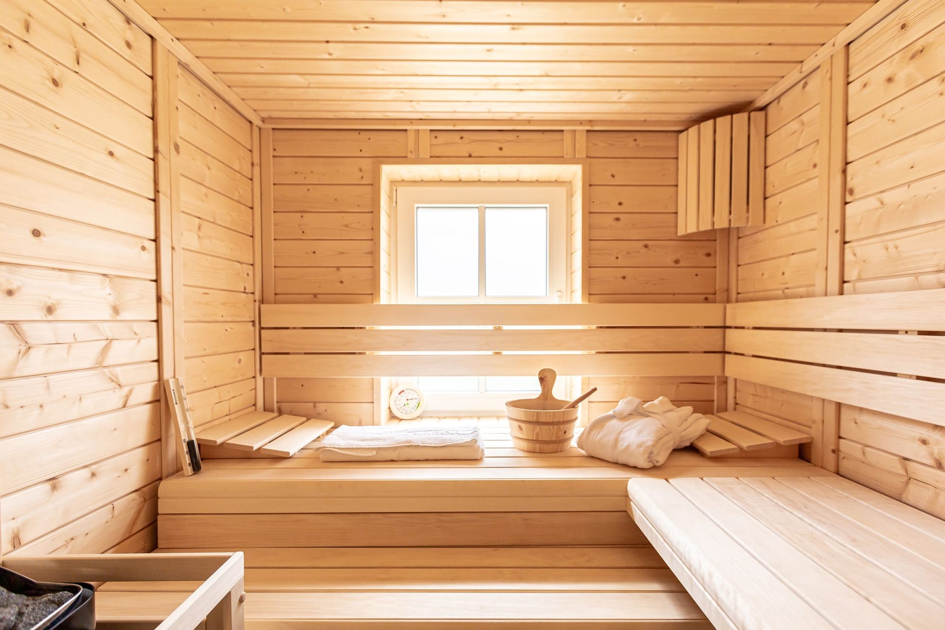 Gemütliche Sauna mit Holzverkleidung und Fenster