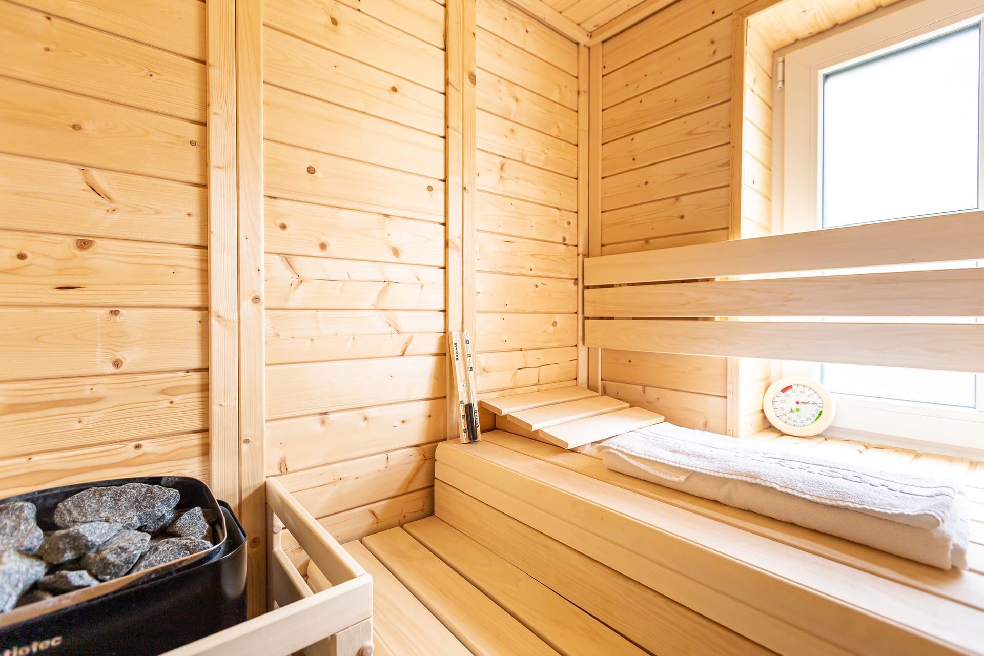 Gemütliche Sauna mit Holzverkleidung