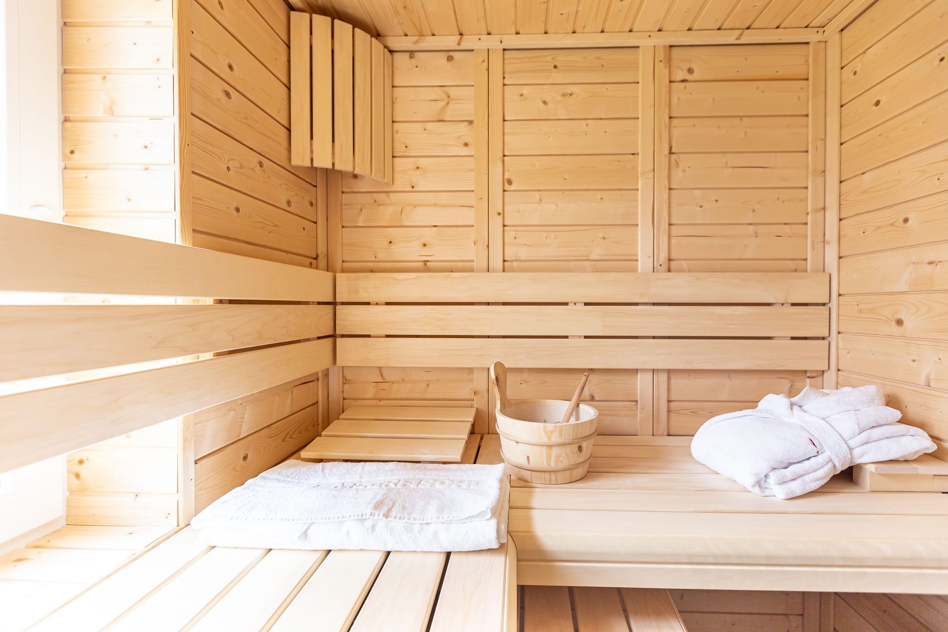 Sauna mit Holzbank und Saunaeimer