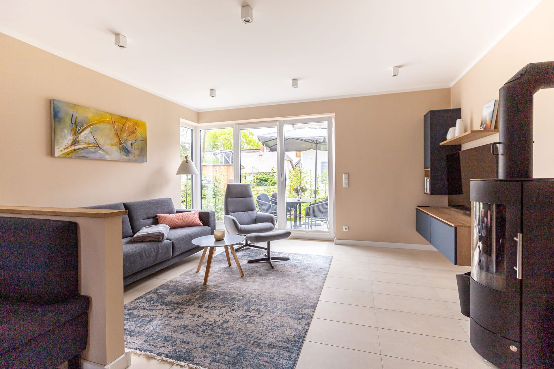 Helles Wohnzimmer mit Sofa und Relaxsessel