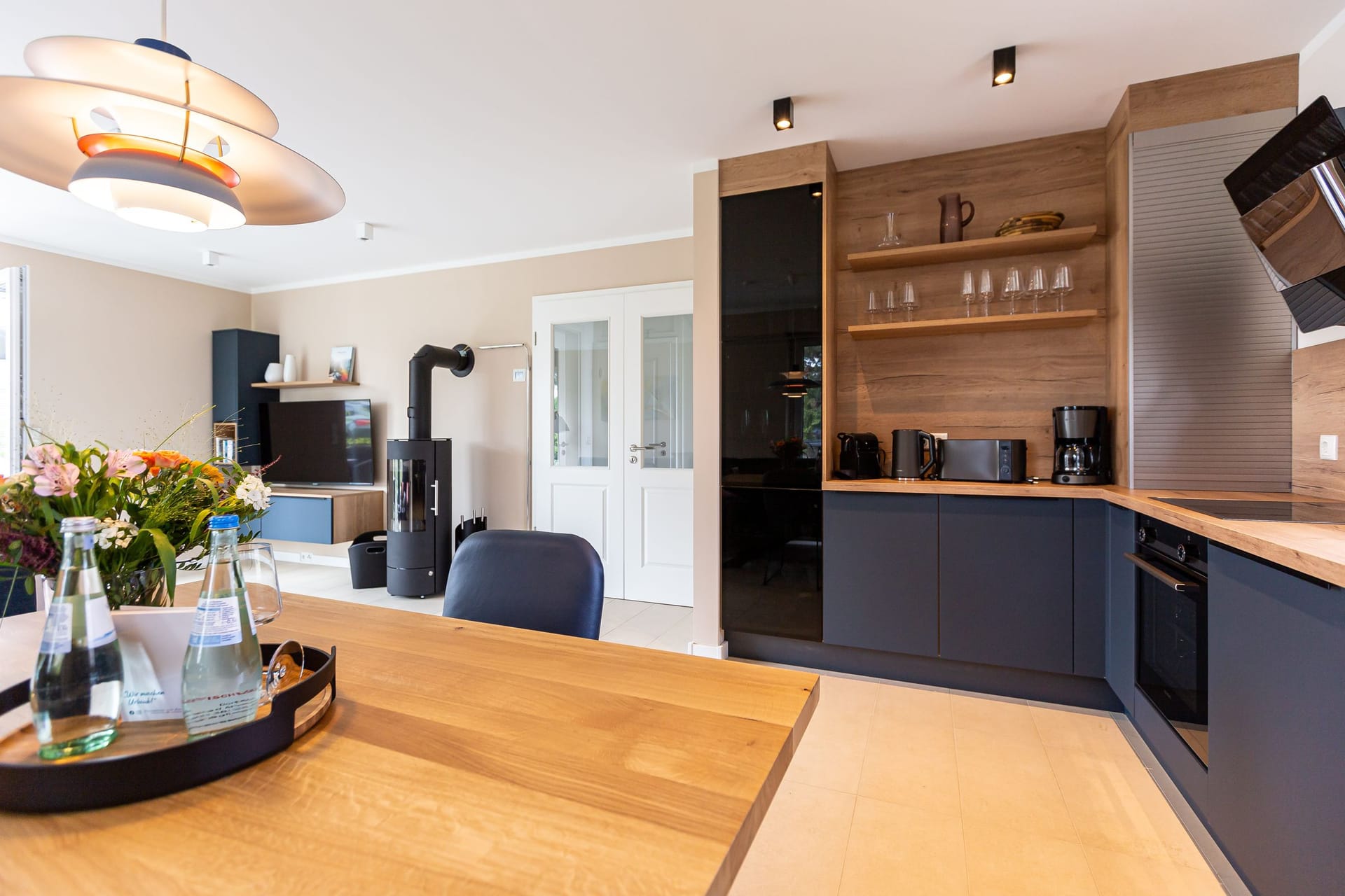 Moderne Küche mit Holz- und schwarzen Elementen