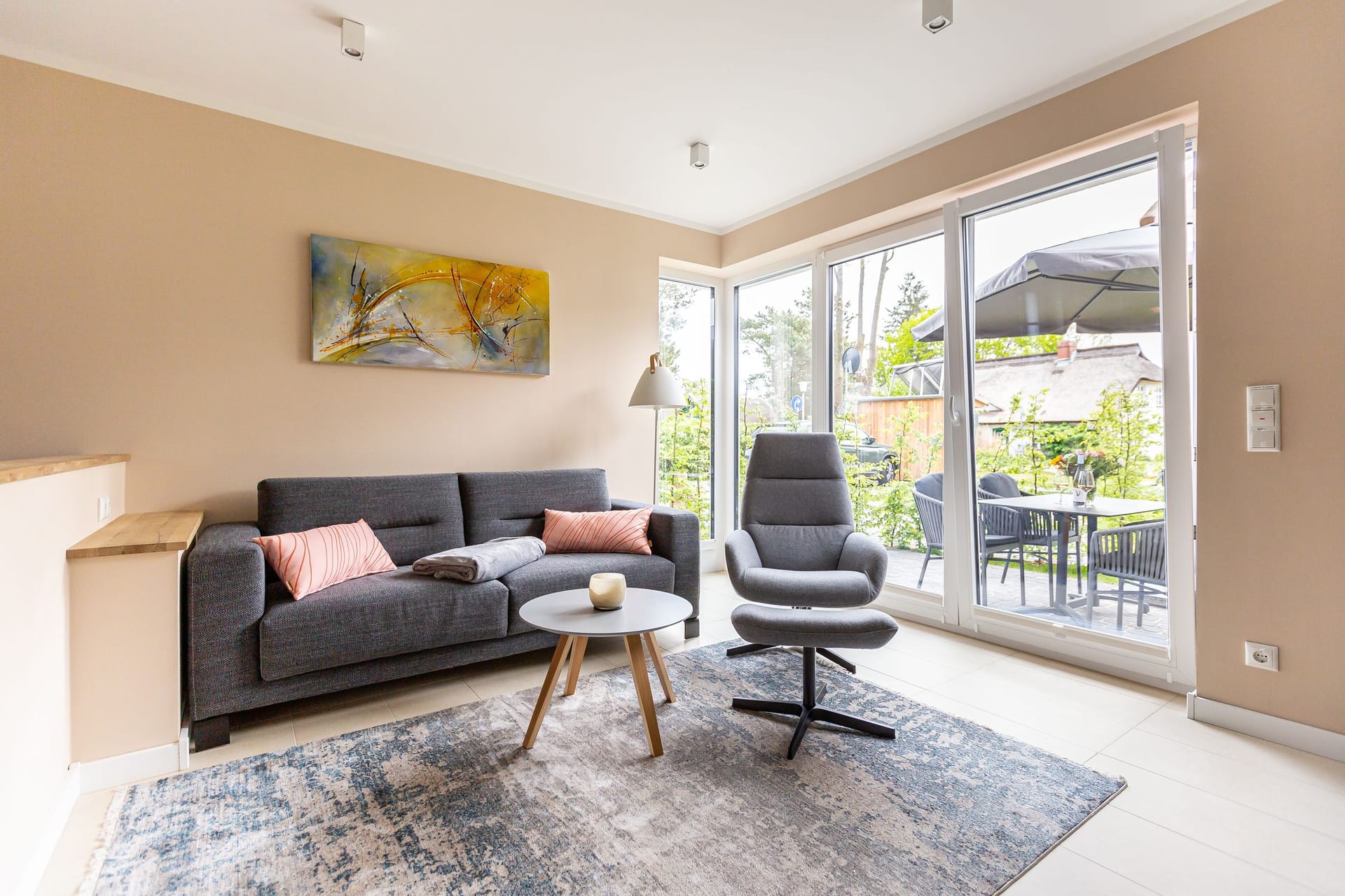 Helles Wohnzimmer mit Sofa und Zugang zur Terrasse