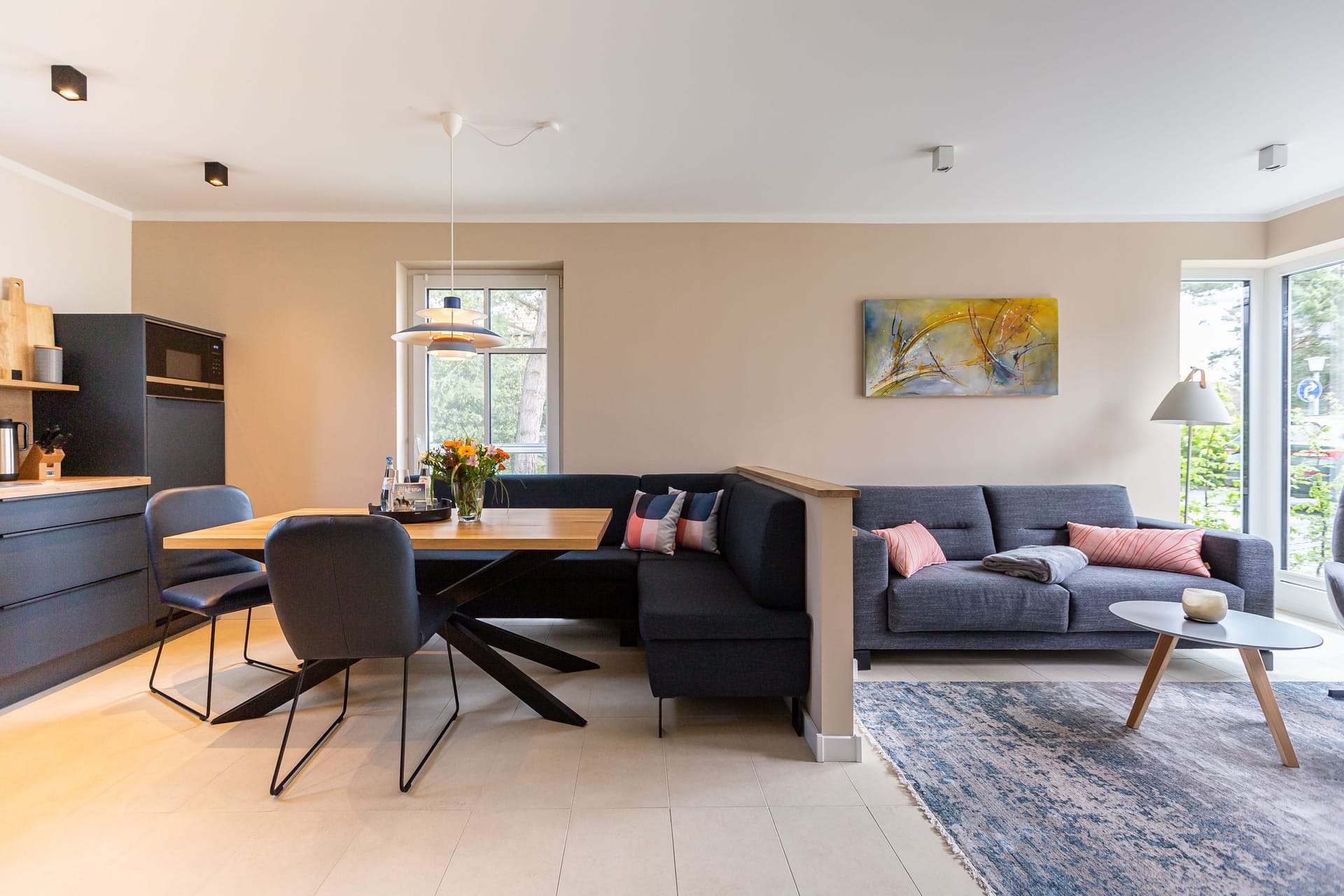 Moderne Wohnlandschaft mit Esstisch