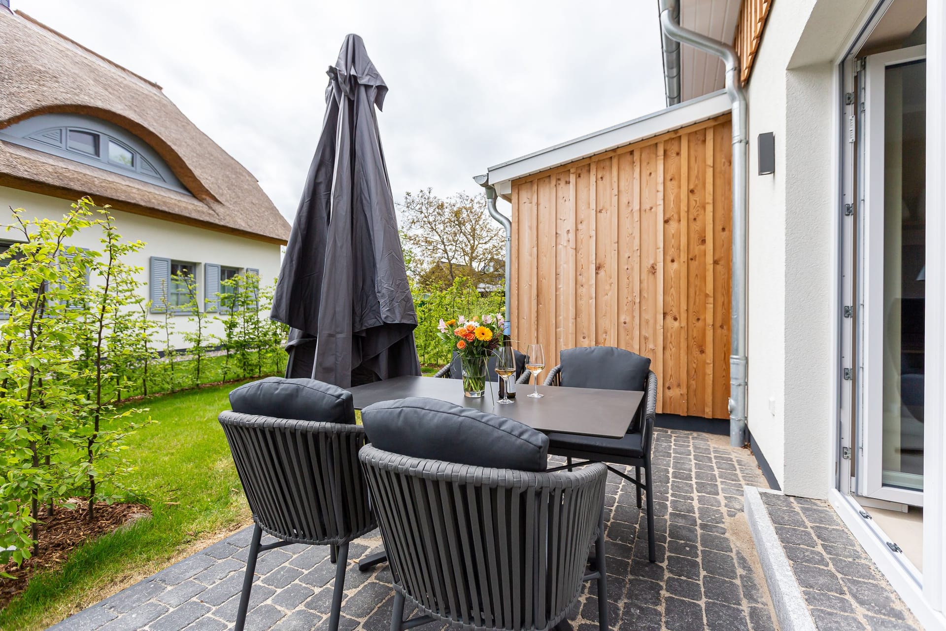 Terrasse mit Esstisch und Pflanzen