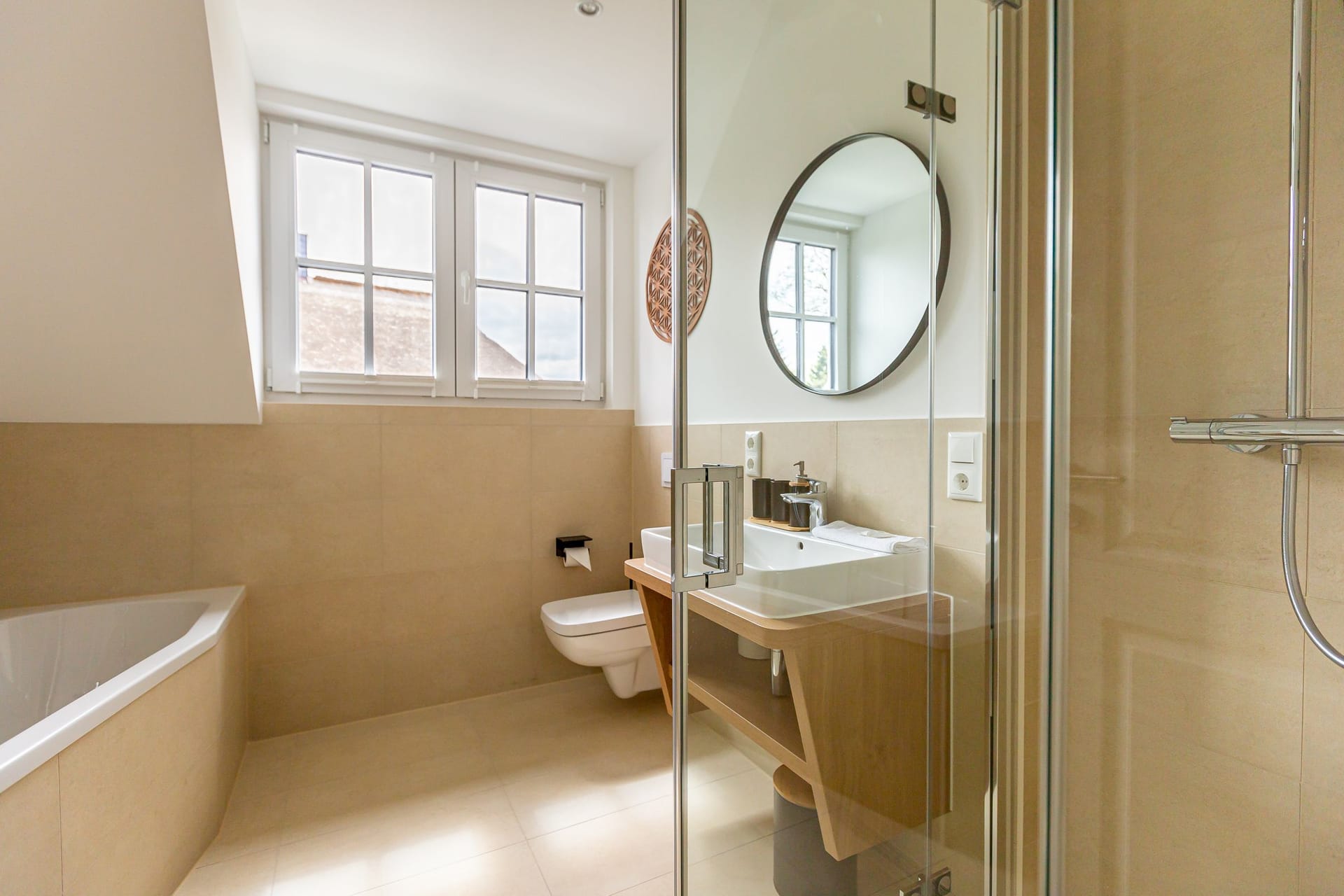 Modernes Badezimmer mit Badewanne und Waschbecken