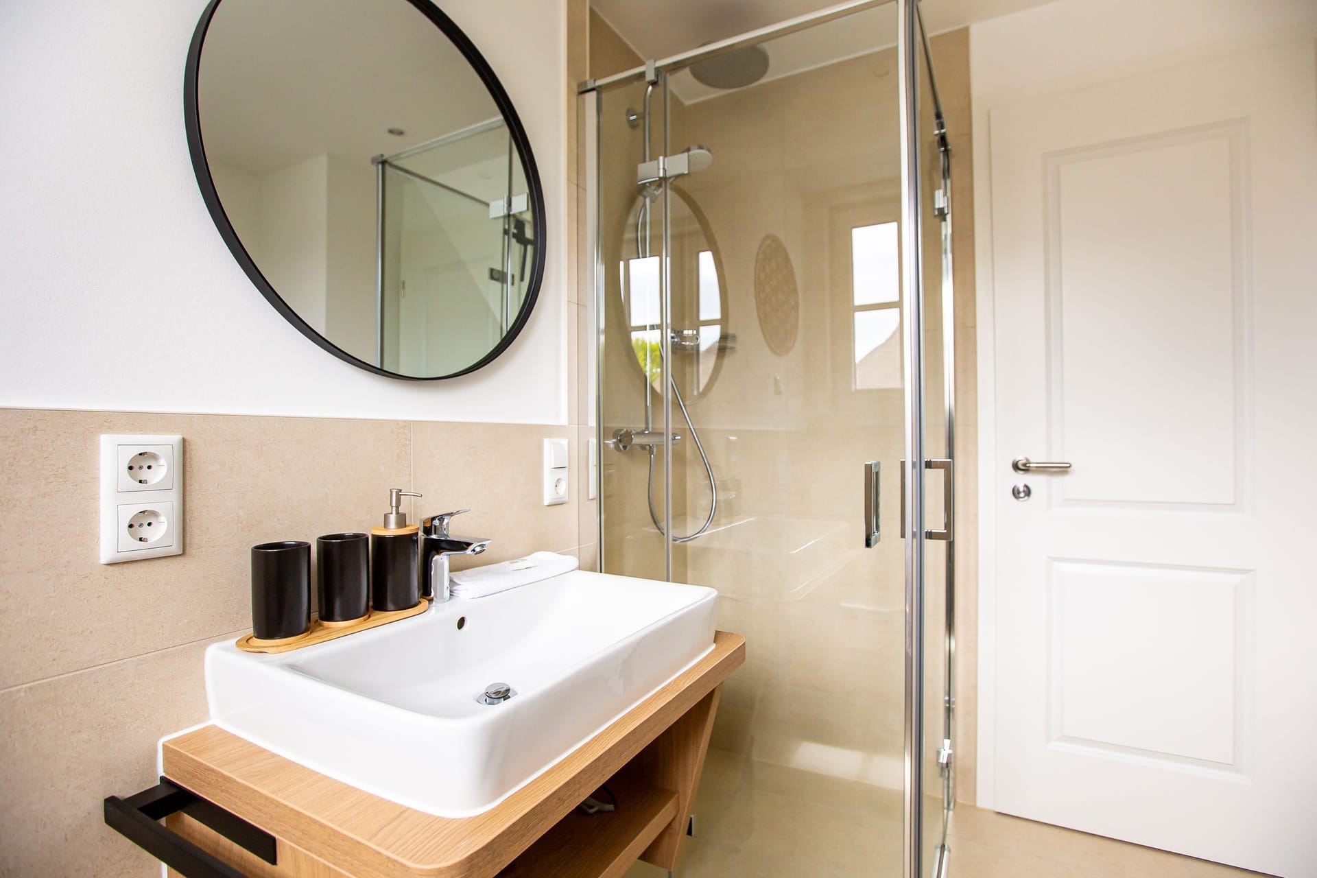 Modernes Badezimmer mit Dusche und Waschbecken