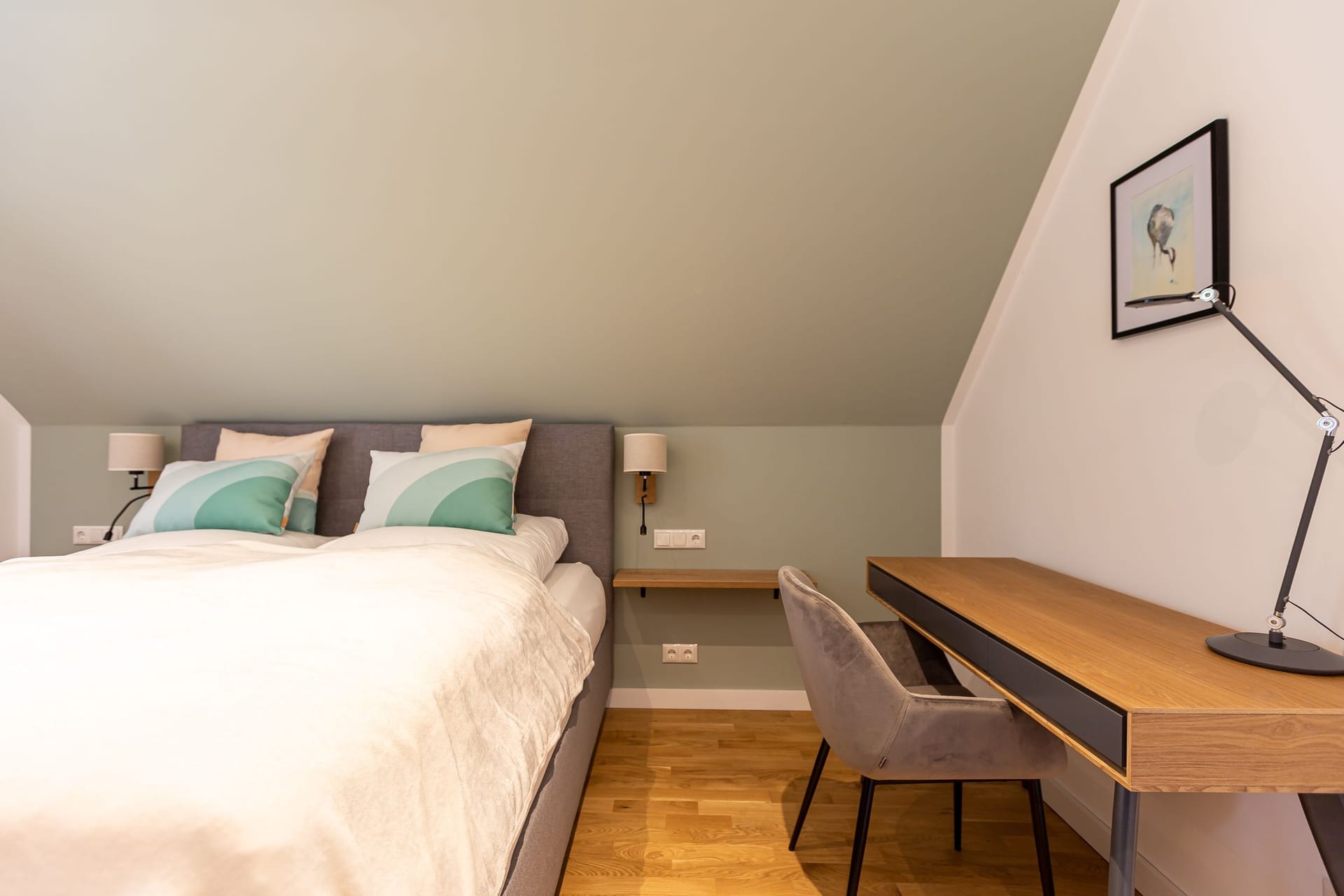 Schlafzimmer mit Doppelbett und Arbeitsplatz