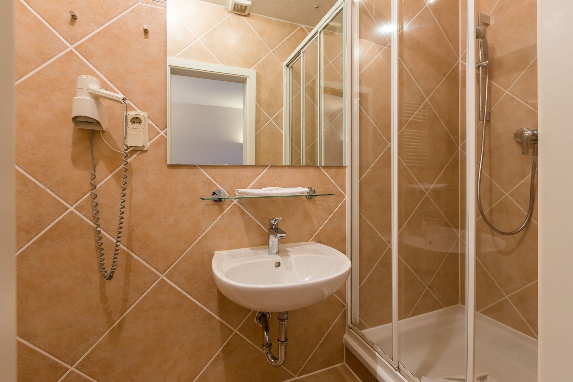 Kleines modernes Badezimmer mit Dusche