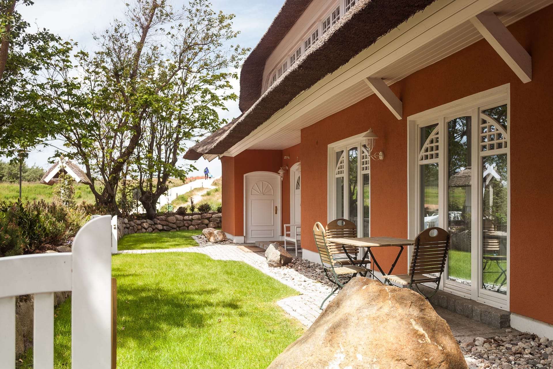 Terrasse mit Gartenblick und zwei Stühlen
